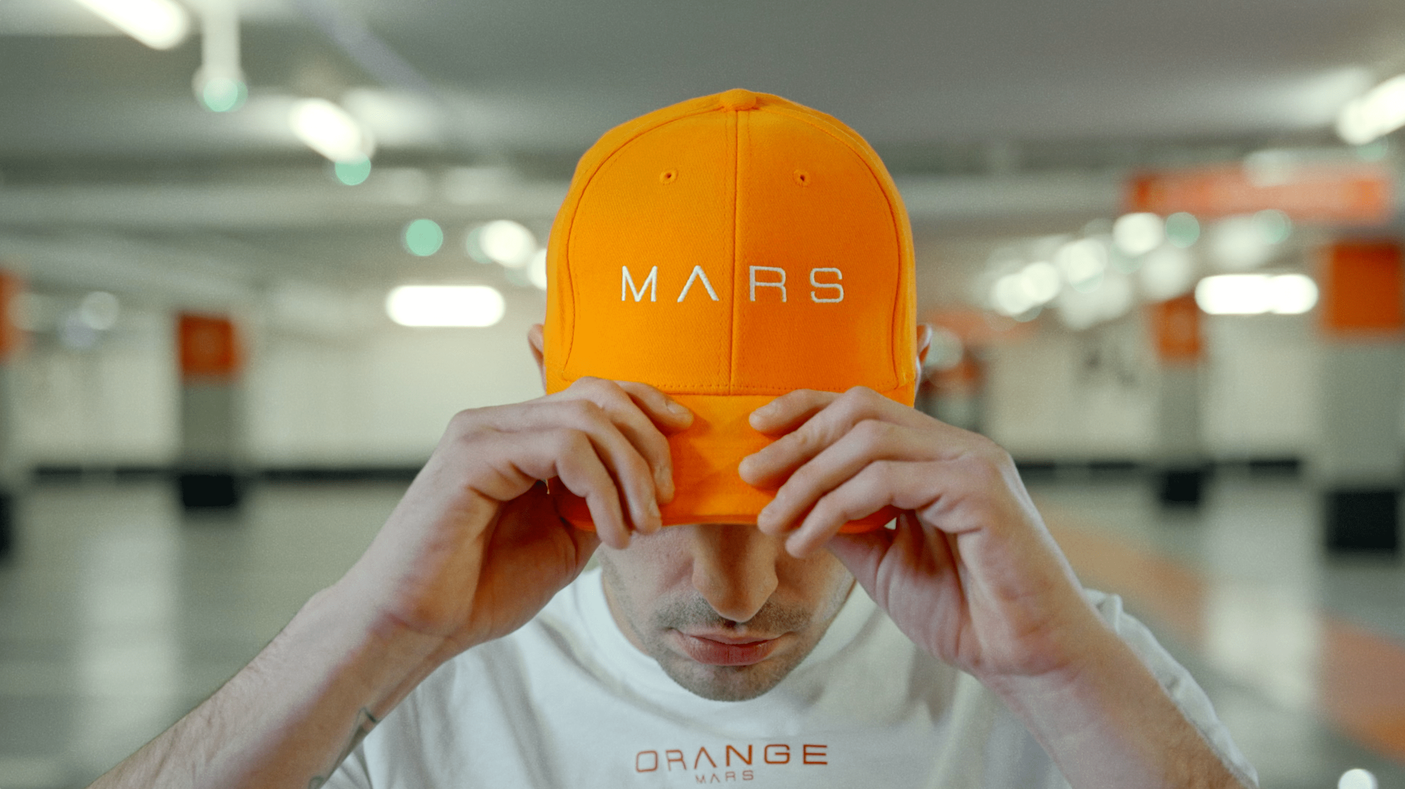Charger la vidéo : Découvrez notre teaser ORANGE MARS OFFICIAL de la nouvelle collection SS22