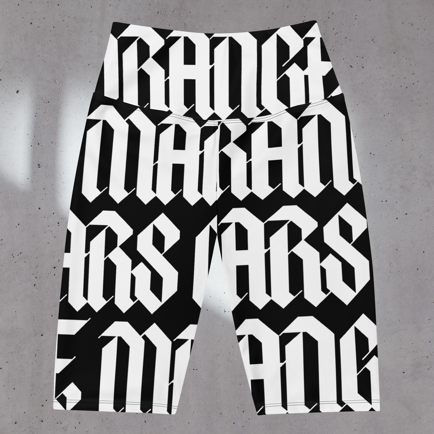 Adoptez le modèle "FULL GOTH MARS LEGGING" (existe en orange/gris ou blanc/noir), un legging court style "cycliste" ultra tendance, incroyable avec des chaussures à plateforme, un petit top d'été, un t-shirt oversize.. Taille haute et ajustée, poche intégrée, se porte près du corps, conception design "gothique" sur toute la surface du legging. Le mannequin porte une taille "S". Crédits Photographie ©Astrid Manoukian / ORANGE MARS OFFICIAL - SHOP ONLINE