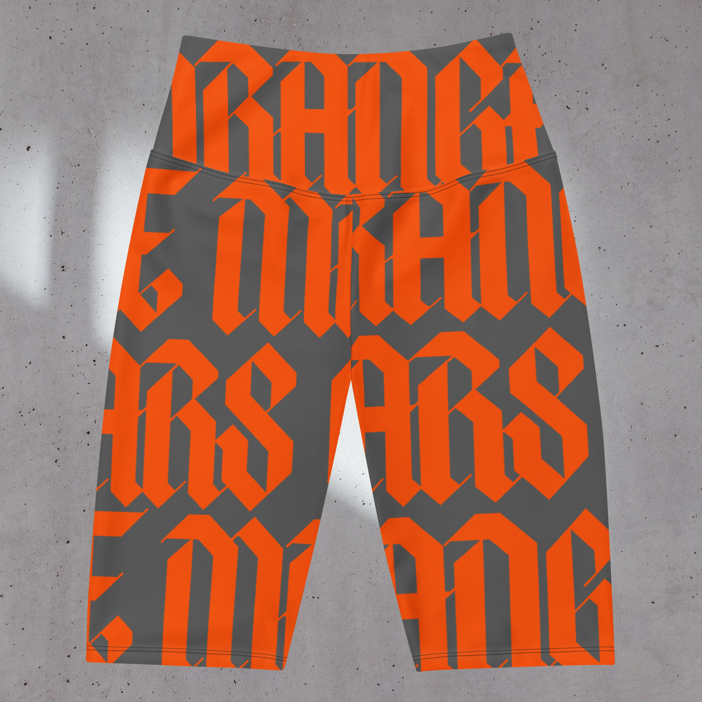 Adoptez le modèle "FULL GOTH MARS LEGGING" (existe en orange/gris ou blanc/noir), un legging court style "cycliste" ultra tendance, incroyable avec des chaussures à plateforme, un petit top d'été, un t-shirt oversize.. Taille haute et ajustée, poche intégrée, se porte près du corps, conception design "gothique" sur toute la surface du legging. Le mannequin porte une taille "S". Crédits Photographie ©Astrid Manoukian / ORANGE MARS OFFICIAL - SHOP ONLINE
