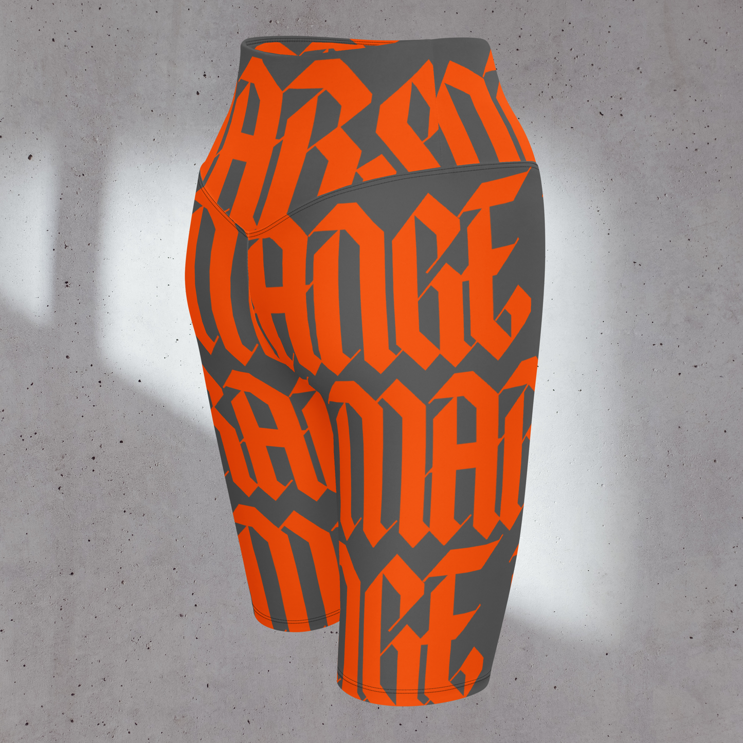 Adoptez le modèle "FULL GOTH MARS LEGGING" (existe en orange/gris ou blanc/noir), un legging court style "cycliste" ultra tendance, incroyable avec des chaussures à plateforme, un petit top d'été, un t-shirt oversize.. Taille haute et ajustée, poche intégrée, se porte près du corps, conception design "gothique" sur toute la surface du legging. Le mannequin porte une taille "S". Crédits Photographie ©Astrid Manoukian / ORANGE MARS OFFICIAL - SHOP ONLINE