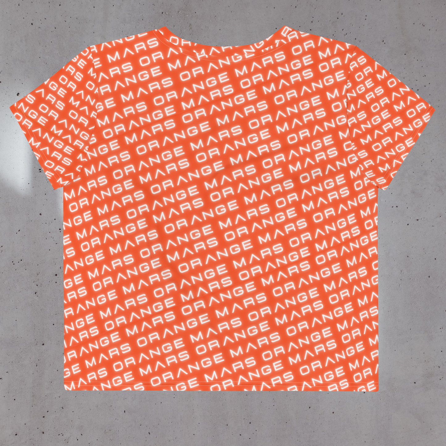 RECTO - Le modèle ORANGE - ALL OVER MARS CROP est un crop top orange pour femme dont le design original intégral apportera confiance, féminité à votre look tout en gardant un style décontracté. Avec un bas de survêt', un jean taille haute, un mini short en été... Ne cherchez pas, il va avec TOUT. Ce modèle existe aussi en blanc.
