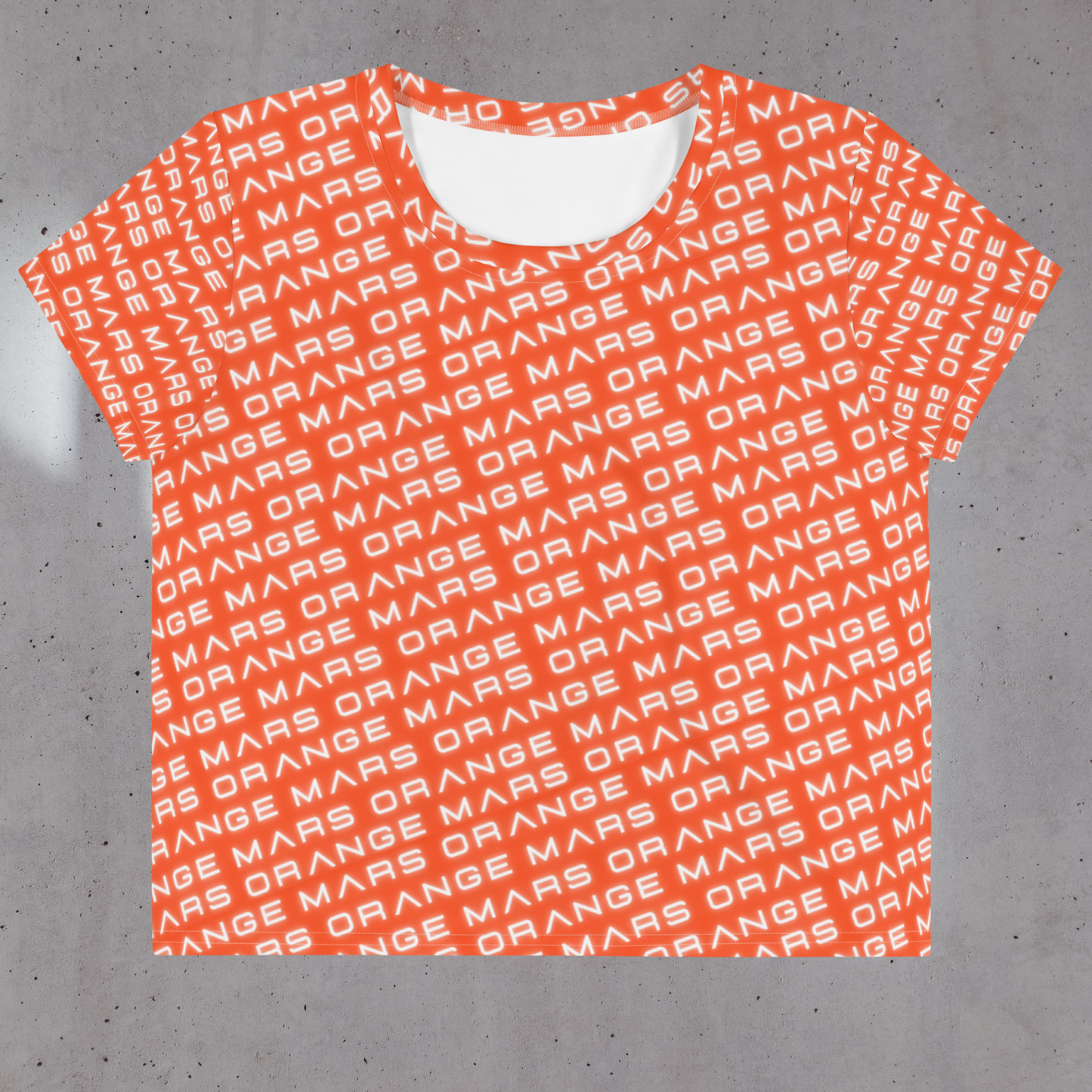 RECTO - Le modèle ORANGE - ALL OVER MARS CROP est un crop top orange pour femme dont le design original intégral apportera confiance, féminité à votre look tout en gardant un style décontracté. Avec un bas de survêt', un jean taille haute, un mini short en été... Ne cherchez pas, il va avec TOUT. Ce modèle existe aussi en blanc.