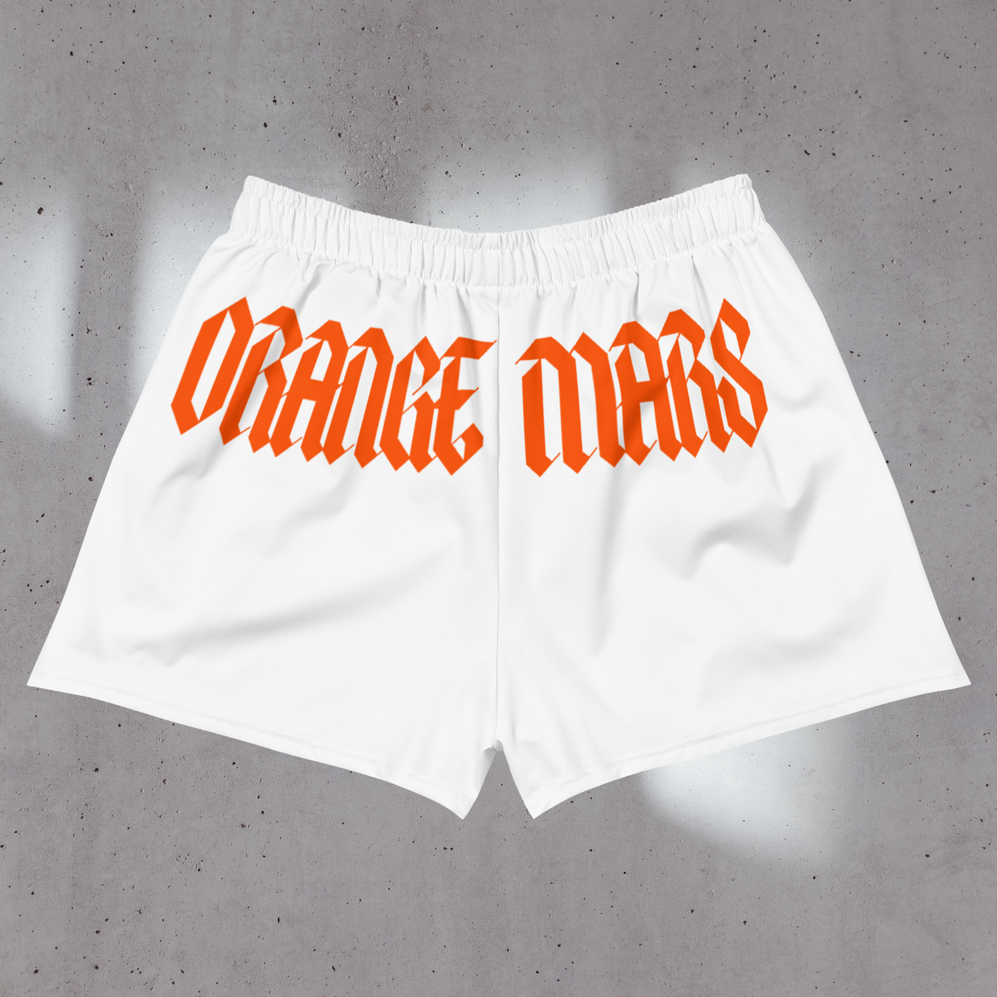 Le modèle "MINI GOTH MARS SHORT" existe en 4 coloris (orange, noir, gris ou blanc). C'est un mini short streetwear d'été confortable, taille haute à porter au-dessus des hanches, avec son design à l'arrière "ORANGE MARS" façon gothique ultra stylé. Agréable, élastique et surtout adapté à toutes les morphologies. Crédits Photographie ©Astrid Manoukian / ORANGE MARS OFFICIAL - SHOP ONLINE