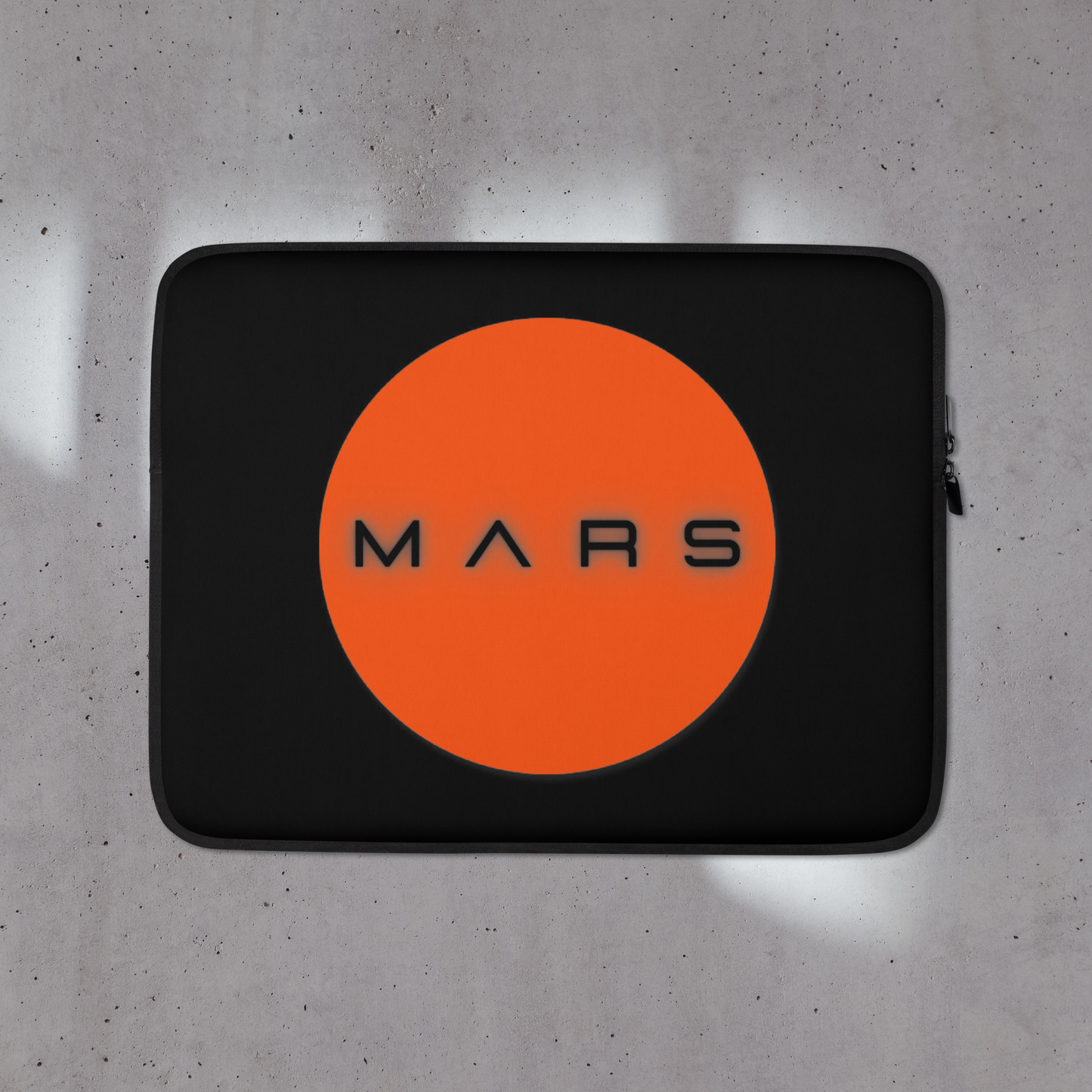 Actifs, entrepreneurs, créateurs, artistes : laissez ORANGE MARS vous inspirer ! La pochette BLACK MARSBOOK SLEEVE est adaptée à tout type d'environnement et vous suivra à chaque étape de votre projet. Un simple coup d'oeil vers son design orange fluo = vision orange réactivée ! Ajustement précis, matière souple Doublure intérieure en fausse fourrure ULTRA douce Légère, et résistante à l'eau, à la graisse et à la chaleur Fermeture éclair double. SEE MORE ON ORANGE MARS OFFICIAL - orangemarsofficial.com