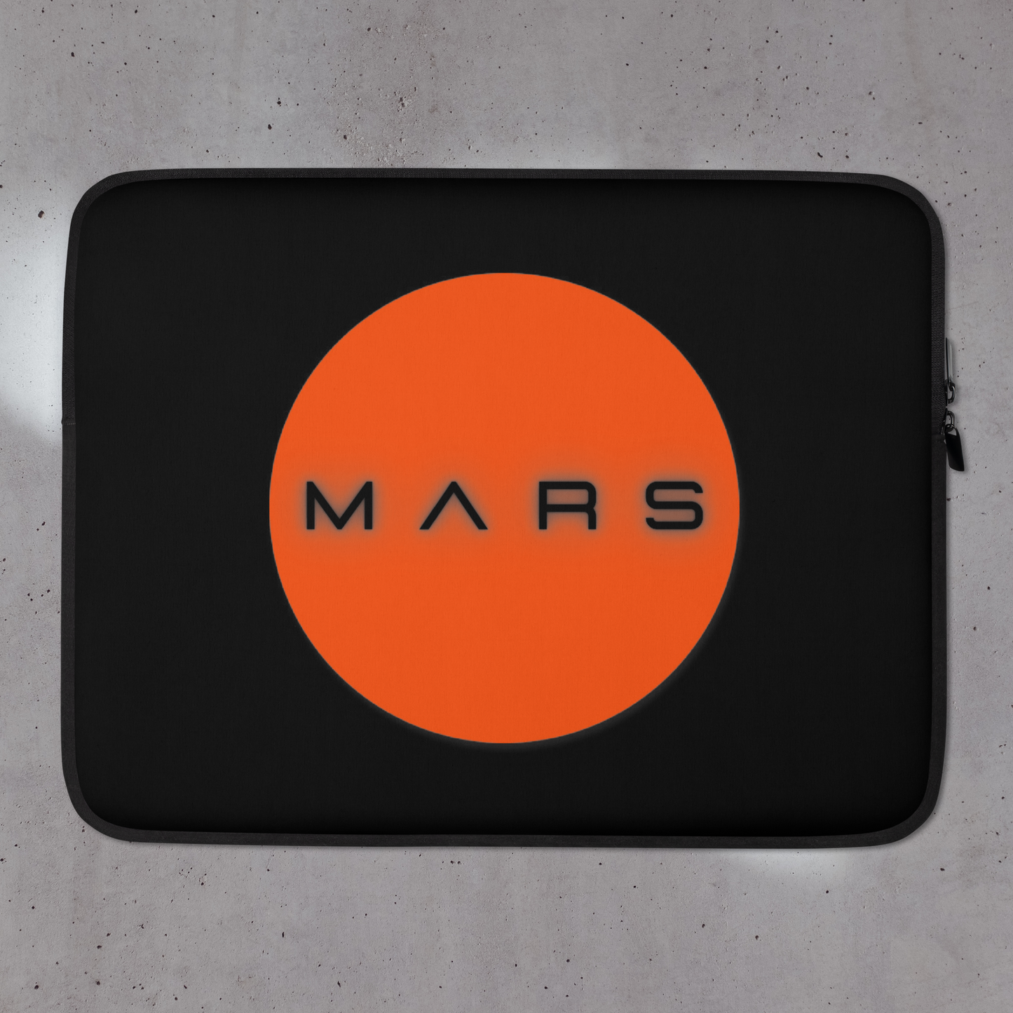 Actifs, entrepreneurs, créateurs, artistes : laissez ORANGE MARS vous inspirer ! La pochette d'ordinateur macbook BLACK MARSBOOK SLEEVE est adaptée à tout type d'environnement et vous suivra à chaque étape de votre projet. Un simple coup d'oeil vers son design orange fluo = vision orange réactivée ! Ajustement précis, matière souple Doublure intérieure en fausse fourrure ULTRA douce Légère, et résistante à l'eau, à la graisse et à la chaleur Fermeture éclair double.