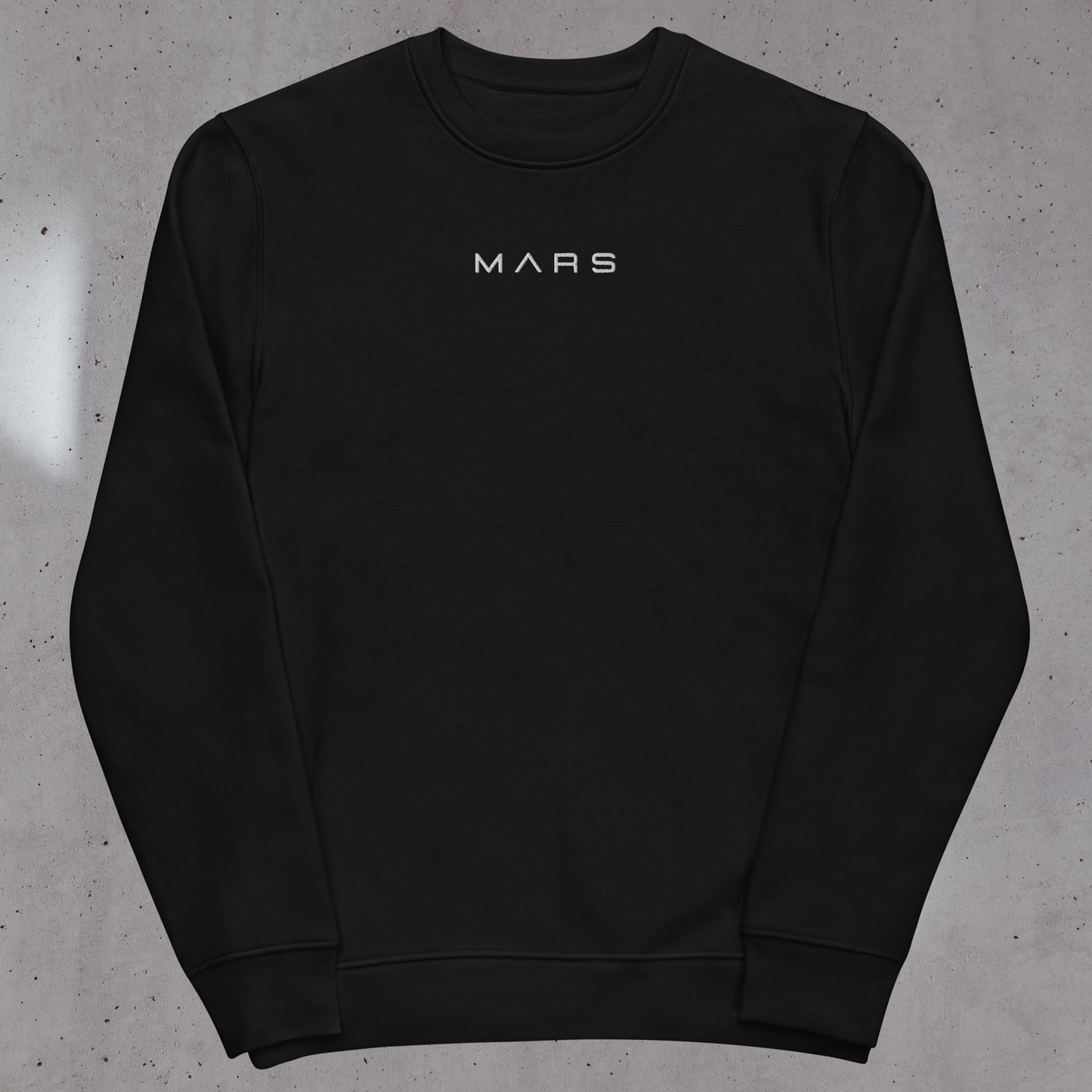 BASIC MARS SWEAT : un sweat noir éco-responsable (matériaux bio et recyclés), design sobre, confortable, durable et doux. Stylez votre garde-robe avec ce sweatshirt noir éco-responsable. Pièce streetwear parfaite pour sortir ou pour tous les jours, activez votre vision orange en toute simplicité ! Ce sweat brodé existe en noir ou blanc. Modèle unisexe. See more on ORANGE MARS OFFICIAL - orangemarsofficial.com.