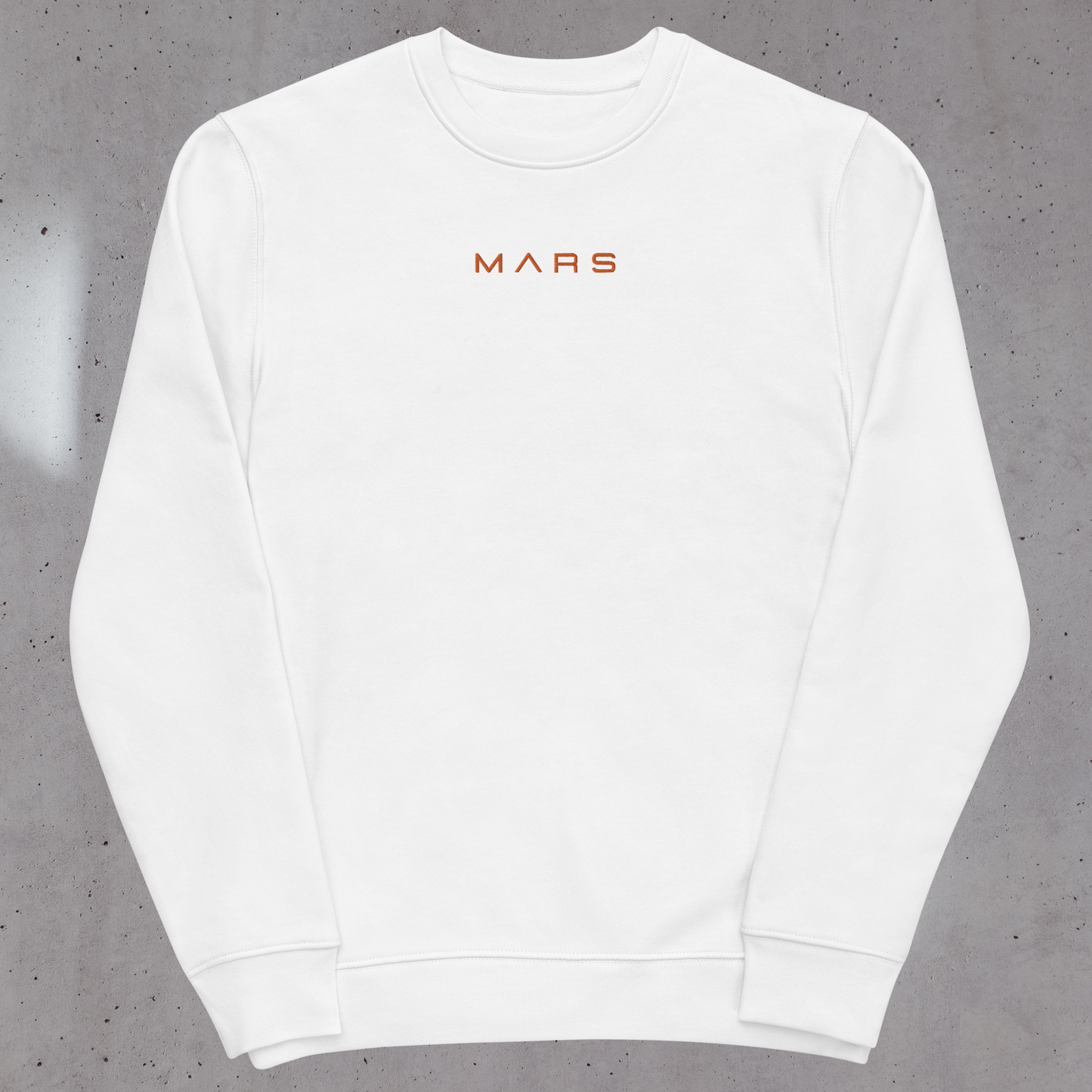 BASIC MARS SWEAT : un sweat blanc éco-responsable (matériaux bio et recyclés), design sobre, confortable, durable et doux. Stylez votre garde-robe avec ce sweatshirt éco-responsable. Pièce streetwear parfaite pour sortir ou pour tous les jours, activez votre vision orange en toute simplicité ! Ce modèle existe en blanc ou noir. Modèle unisexe. See more on www.orangemarsofficial.com / ORANGE MARS OFFICIAL SHOP ONLINE