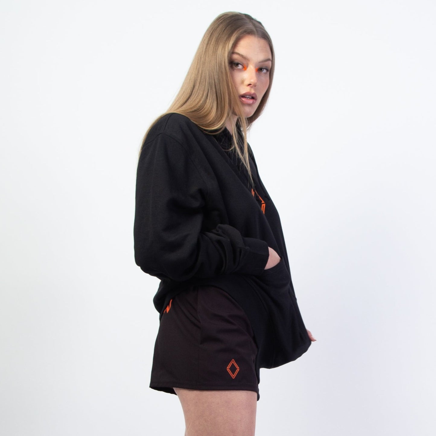 Le modèle "MINI GOTH MARS SHORT" existe en 4 coloris (orange, noir, gris ou blanc). C'est un mini short streetwear d'été confortable, taille haute à porter au-dessus des hanches, avec son design à l'arrière "ORANGE MARS" façon gothique ultra stylé. Agréable, élastique et surtout adapté à toutes les morphologies. Crédits Photographie ©Astrid Manoukian / ORANGE MARS OFFICIAL - SHOP ONLINE