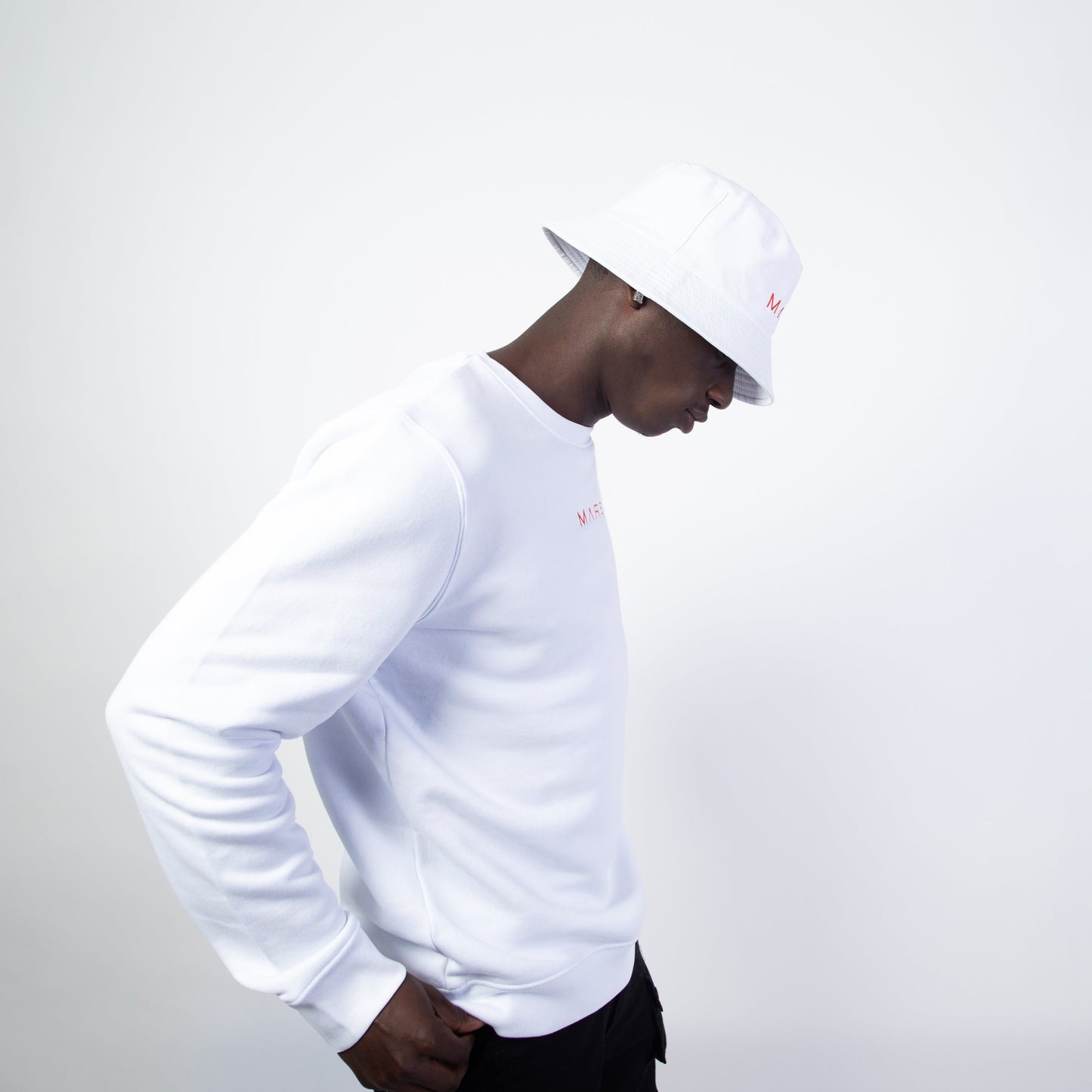 BASIC MARS SWEAT : un sweat blanc éco-responsable (matériaux bio et recyclés), design sobre, confortable, durable et doux. Stylez votre garde-robe avec ce sweatshirt éco-responsable. Pièce streetwear parfaite pour sortir ou pour tous les jours, activez votre vision orange en toute simplicité ! Ce modèle existe en blanc ou noir. Modèle unisexe. See more on www.orangemarsofficial.com / ORANGE MARS OFFICIAL SHOP ONLINE