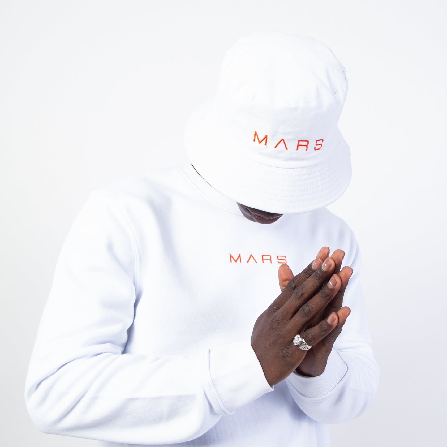 Bob blanc "WHITE MARS BOB" : un basique de la garde robe pour un look streetwear tendance et actuel. Nos modèles MARS BOB existent en blanc, en noir ou orange et seront parfaits pour compléter un look full ORANGE MARS ou apporter dynamisme et style à vos tenues. See more on ORANGE MARS OFFICIAL - orangemarsofficial.com