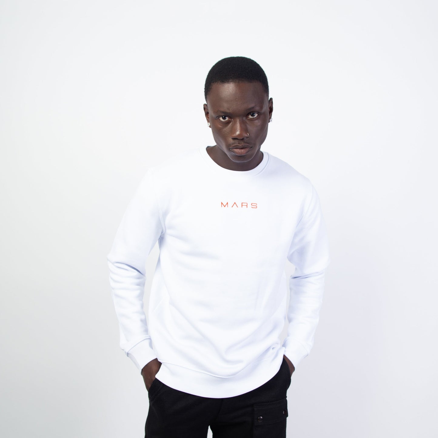 BASIC MARS SWEAT : un sweat blanc éco-responsable (matériaux bio et recyclés), design sobre, confortable, durable et doux. Stylez votre garde-robe avec ce sweatshirt éco-responsable. Pièce streetwear parfaite pour sortir ou pour tous les jours, activez votre vision orange en toute simplicité ! Ce modèle existe en blanc ou noir. Modèle unisexe. See more on www.orangemarsofficial.com / ORANGE MARS OFFICIAL SHOP ONLINE