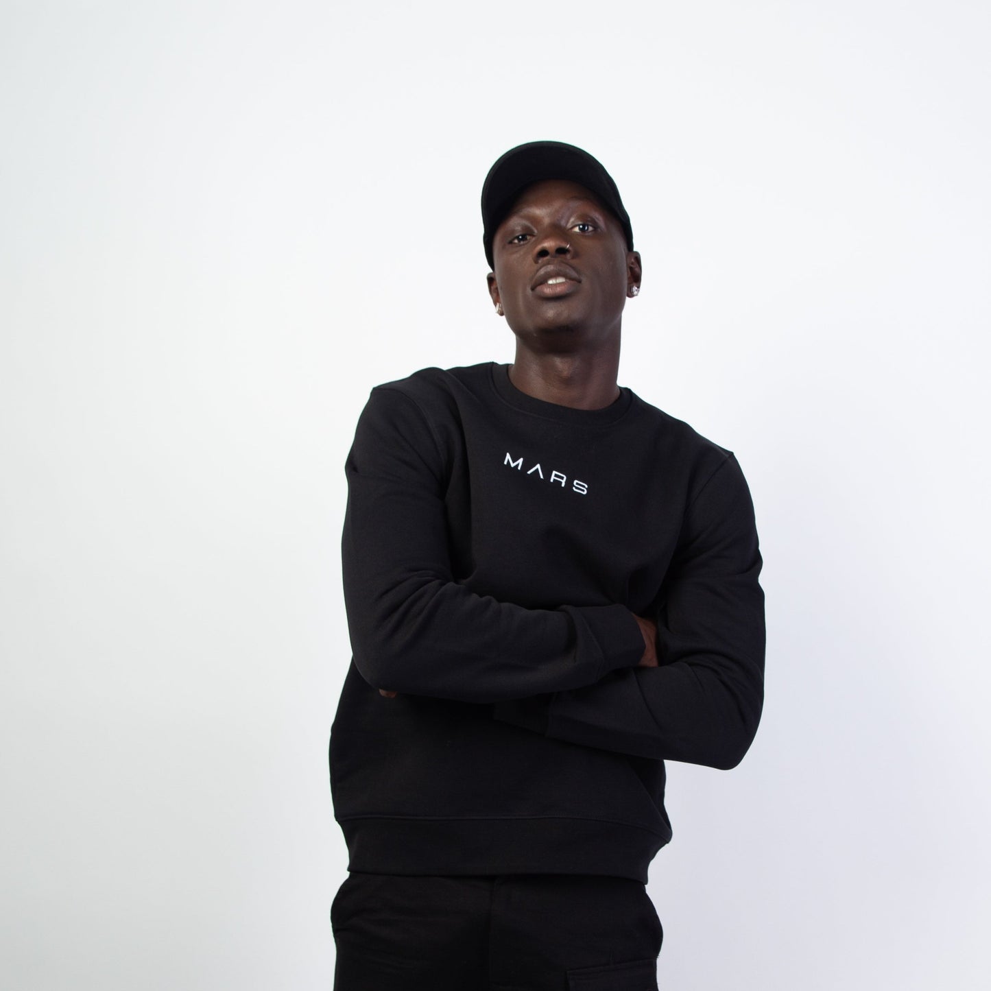 BASIC MARS SWEAT : un sweat noir éco-responsable (matériaux bio et recyclés), design sobre, confortable, durable et doux. Stylez votre garde-robe avec ce sweatshirt noir éco-responsable. Pièce streetwear parfaite pour sortir ou pour tous les jours, activez votre vision orange en toute simplicité ! Ce sweat brodé existe en noir ou blanc. Modèle unisexe. See more on ORANGE MARS OFFICIAL - orangemarsofficial.com.