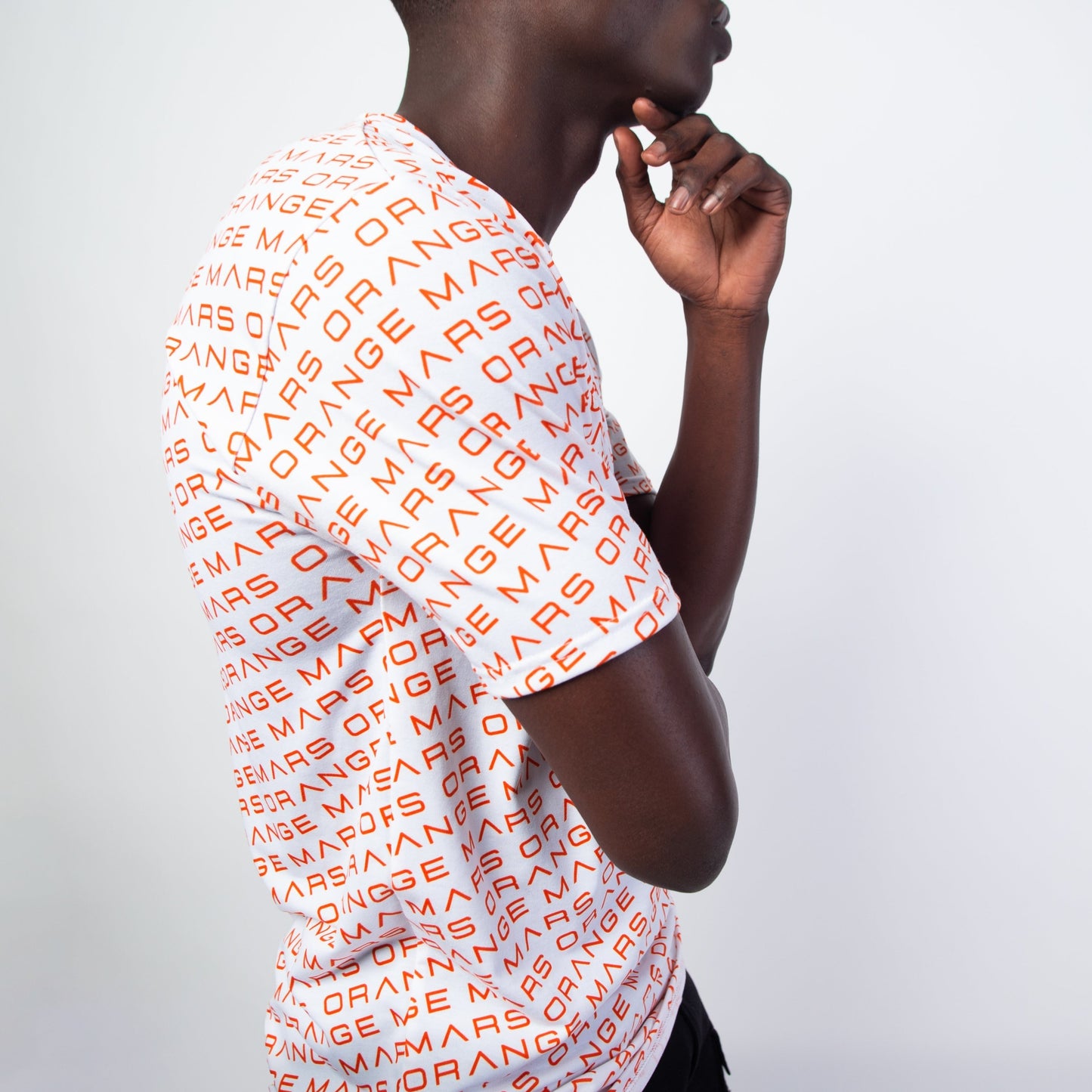 Le modèle "ALL OVER MARS TEE" est LE tee-shirt 100% orange vision : il apporte dynamisme, énergie, et style en toute circonstance à votre tenue. La matière a été choisie pour être souple, douce, et confortable, avec un "toucher" coton qui ne ternit pas au lavage. Ce modèle existe en noir, blanc et orange. Crédits Photographie ©Astrid Manoukian / ORANGE MARS OFFICIAL - SHOP ONLINE