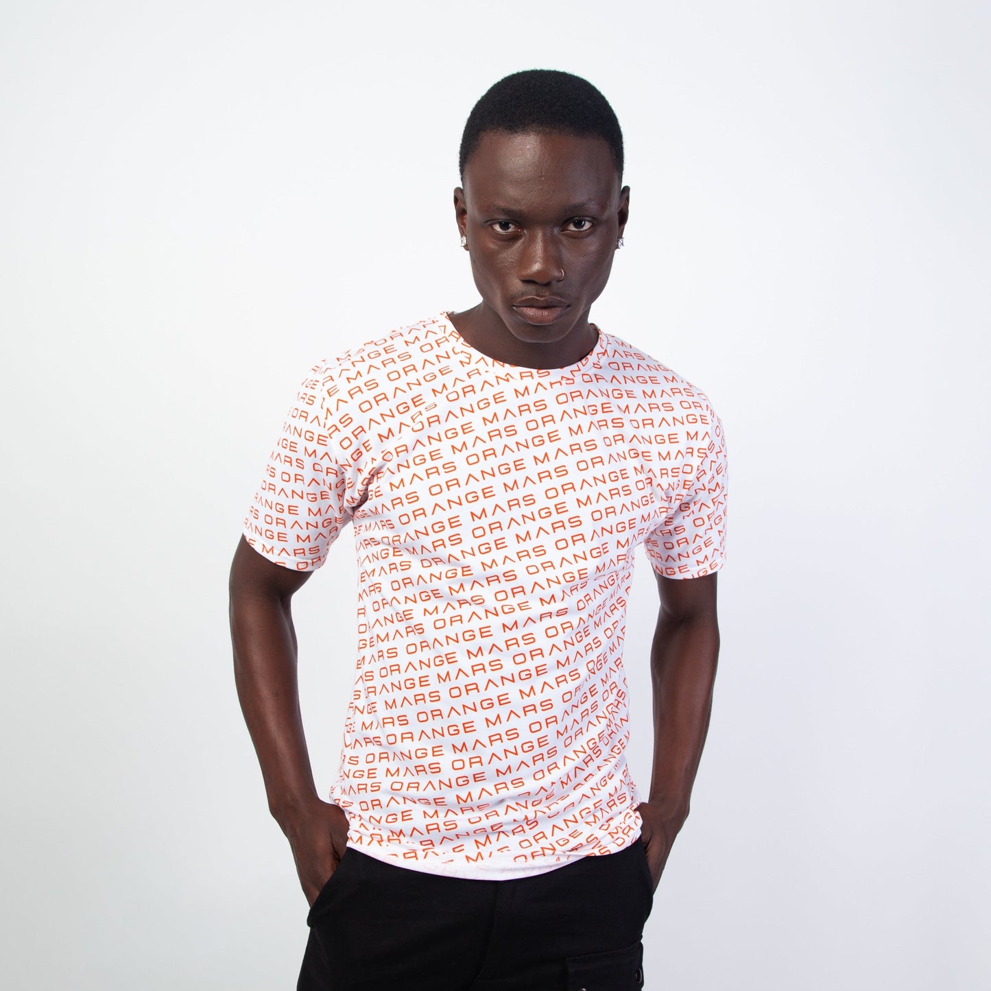 Le modèle "ALL OVER MARS TEE" est LE tee-shirt 100% orange vision : il apporte dynamisme, énergie, et style en toute circonstance à votre tenue. La matière a été choisie pour être souple, douce, et confortable, avec un "toucher" coton qui ne ternit pas au lavage. Ce modèle existe en noir, blanc et orange. Crédits Photographie ©Astrid Manoukian / ORANGE MARS OFFICIAL - SHOP ONLINE