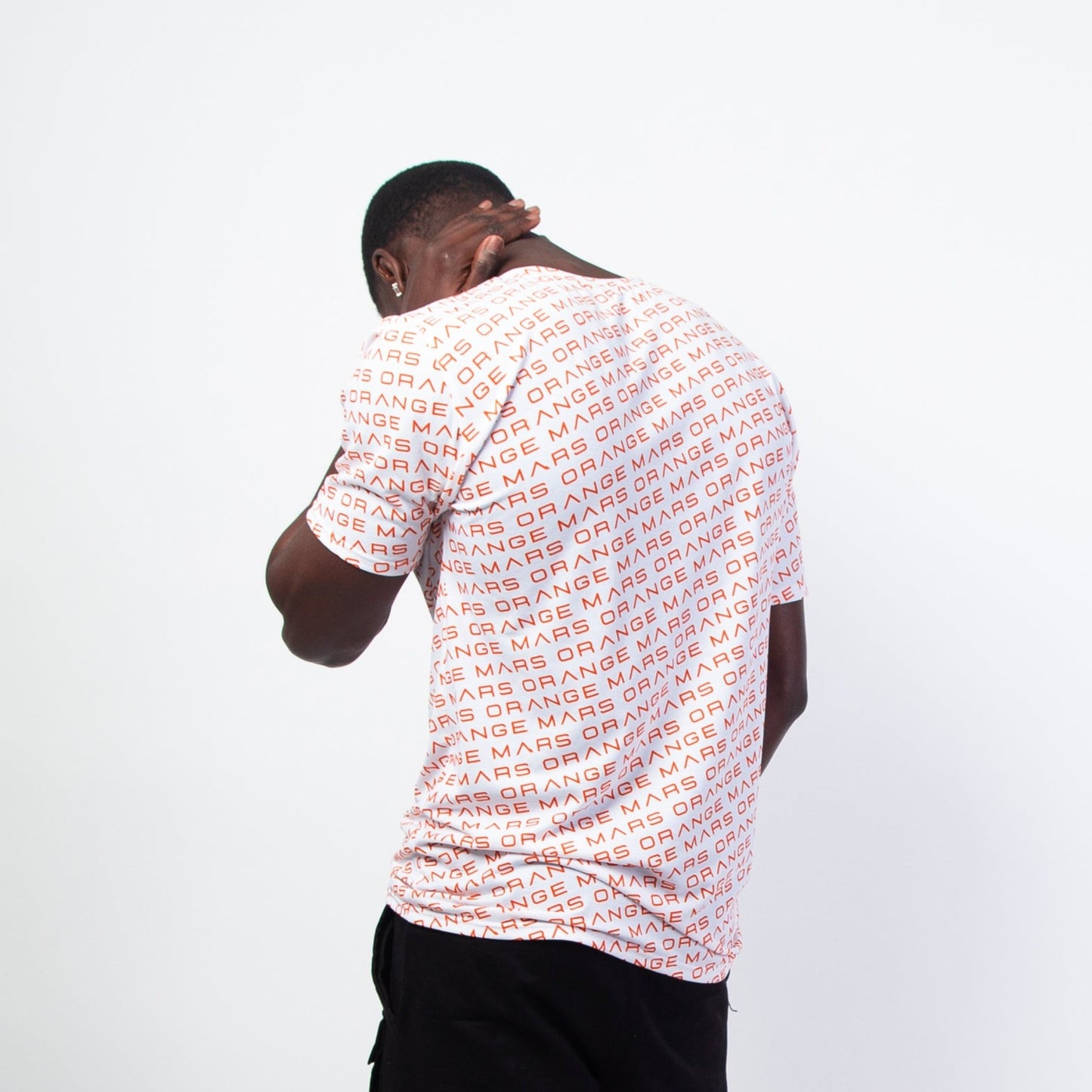 Le modèle "ALL OVER MARS TEE" est LE tee-shirt 100% orange vision : il apporte dynamisme, énergie, et style en toute circonstance à votre tenue. La matière a été choisie pour être souple, douce, et confortable, avec un "toucher" coton qui ne ternit pas au lavage. Ce modèle existe en noir, blanc et orange. Crédits Photographie ©Astrid Manoukian / ORANGE MARS OFFICIAL - SHOP ONLINE