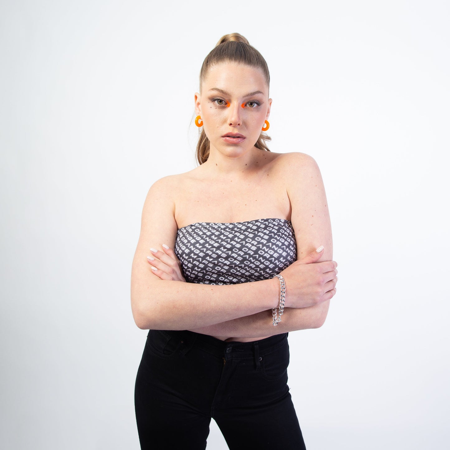 Le modèle "ALL OVER MARS MINI TOP" fait partie de la collection ALL OVER, au design incrusté sur la totalité du tissu, pour une vision activée à 200%. C'est un petit top sexy style bandeau, qui se porte près du corps et convient à tout type de morphologie. Crédits Photographie ©Astrid Manoukian / ORANGE MARS OFFICIAL - SHOP ONLINE