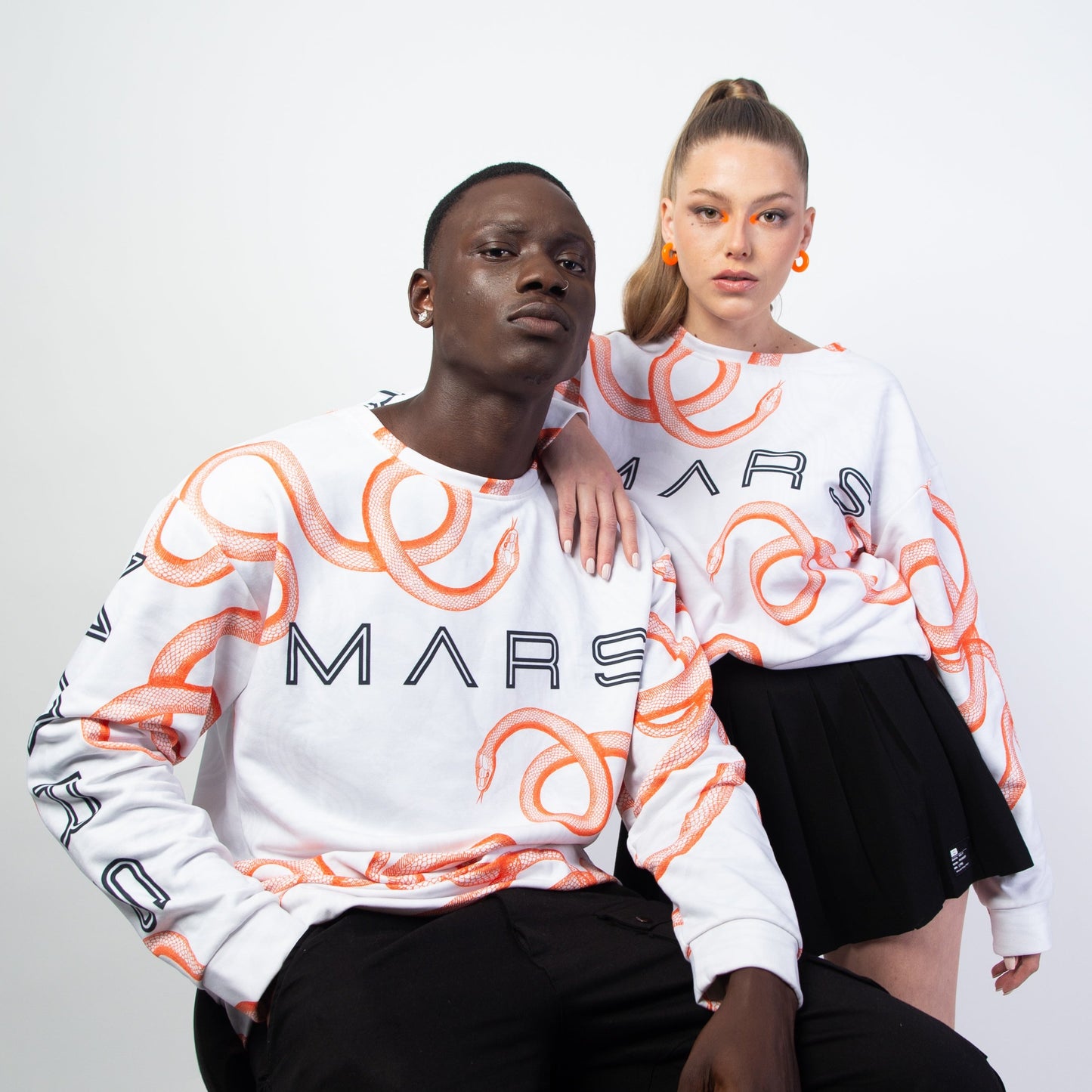 Snake Mars Sweat : un sweat blanc streetwear doux et léger, chaud et confortable, design serpent. MORE on www.orangemarsofficial.com / ORANGE MARS OFFICIAL