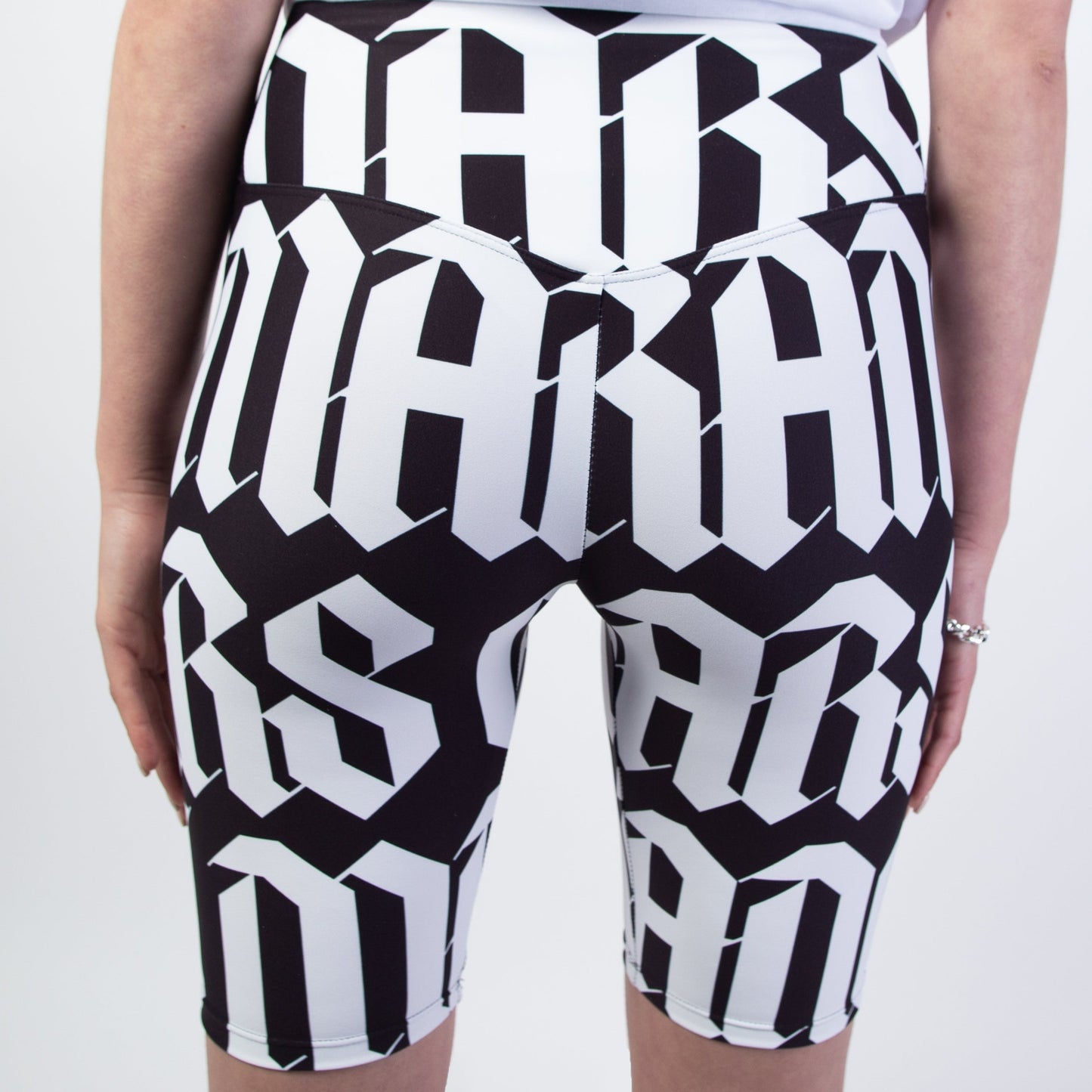 Adoptez le modèle "FULL GOTH MARS LEGGING" (existe en orange/gris ou blanc/noir), un legging court style "cycliste" ultra tendance, incroyable avec des chaussures à plateforme, un petit top d'été, un t-shirt oversize.. Taille haute et ajustée, poche intégrée, se porte près du corps, conception design "gothique" sur toute la surface du legging. Le mannequin porte une taille "S". Crédits Photographie ©Astrid Manoukian / ORANGE MARS OFFICIAL - SHOP ONLINE