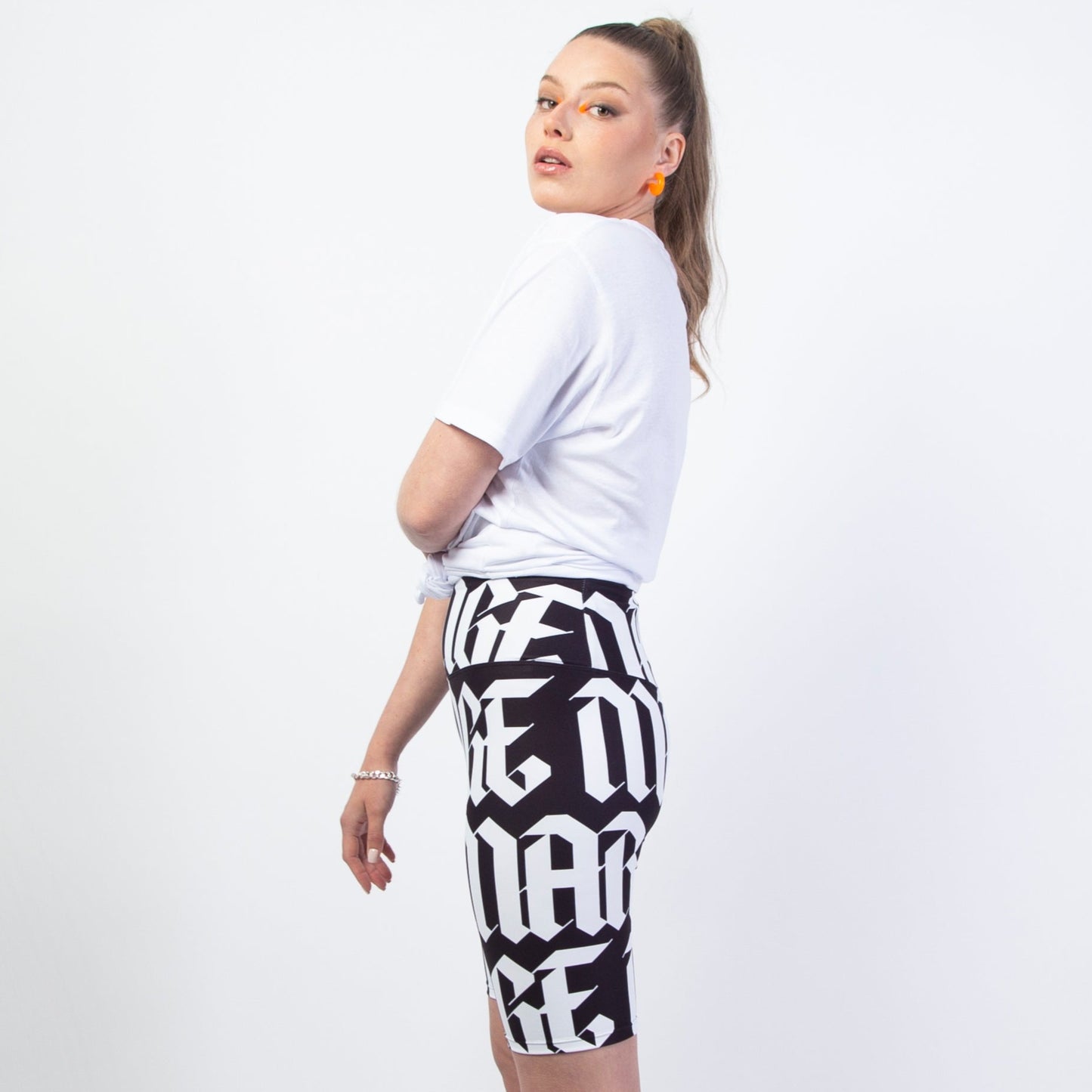 Adoptez le modèle "FULL GOTH MARS LEGGING" (existe en orange/gris ou blanc/noir), un legging court style "cycliste" ultra tendance, incroyable avec des chaussures à plateforme, un petit top d'été, un t-shirt oversize.. Taille haute et ajustée, poche intégrée, se porte près du corps, conception design "gothique" sur toute la surface du legging. Le mannequin porte une taille "S". Crédits Photographie ©Astrid Manoukian / ORANGE MARS OFFICIAL - SHOP ONLINE