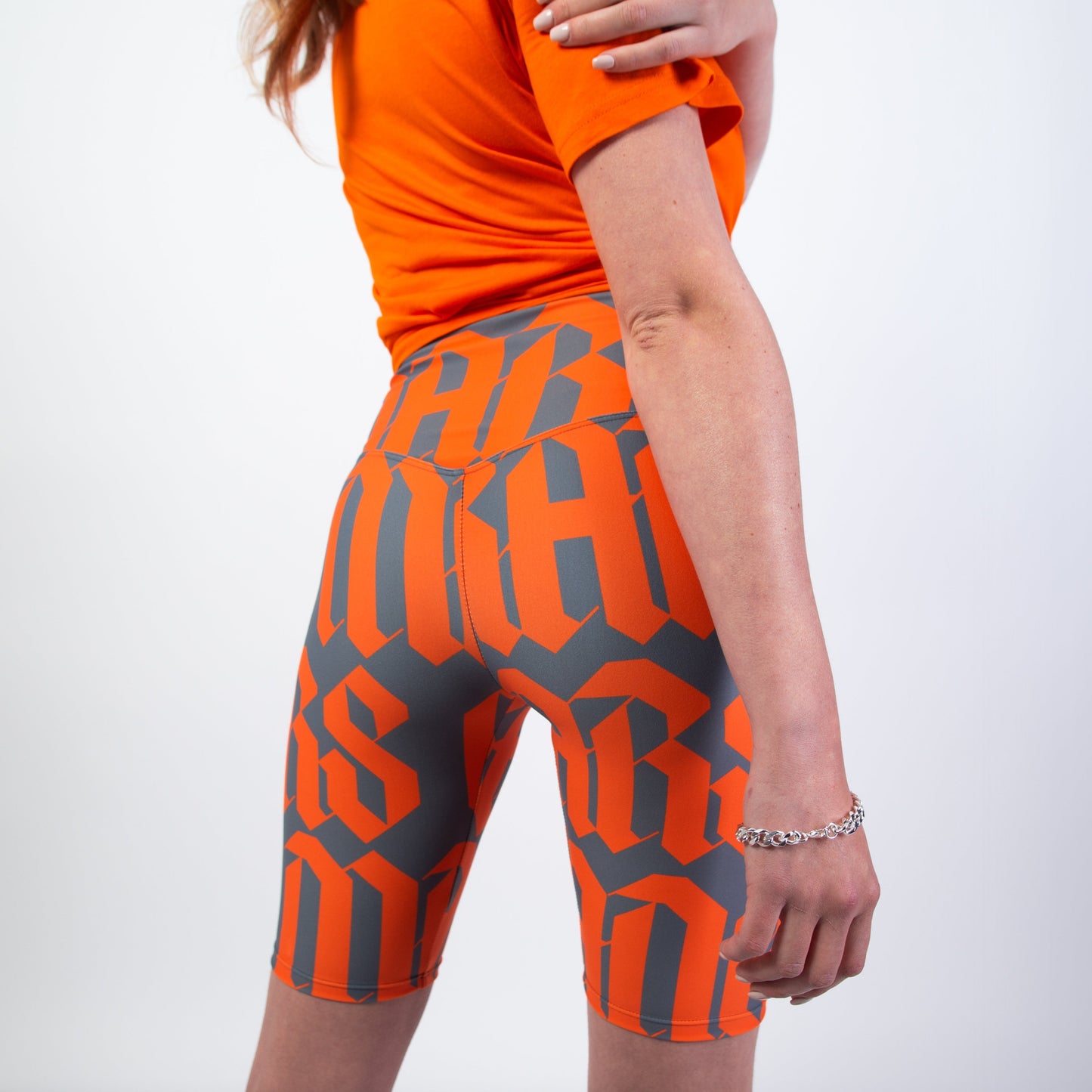 Adoptez le modèle "FULL GOTH MARS LEGGING" (existe en orange/gris ou blanc/noir), un legging court style "cycliste" ultra tendance, incroyable avec des chaussures à plateforme, un petit top d'été, un t-shirt oversize.. Taille haute et ajustée, poche intégrée, se porte près du corps, conception design "gothique" sur toute la surface du legging. Le mannequin porte une taille "S". Crédits Photographie ©Astrid Manoukian / ORANGE MARS OFFICIAL - SHOP ONLINE