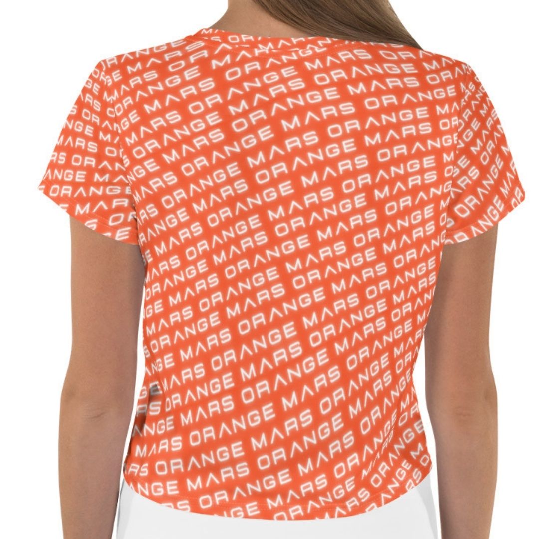 Le modèle ORANGE - ALL OVER MARS CROP est un crop top pour femme dont le design original intégral apportera confiance, féminité à votre look tout en gardant un style décontracté. Avec un bas de survêt', un jean taille haute, un mini short en été... Ne cherchez pas, il va avec TOUT. Ce modèle existe aussi en blanc.