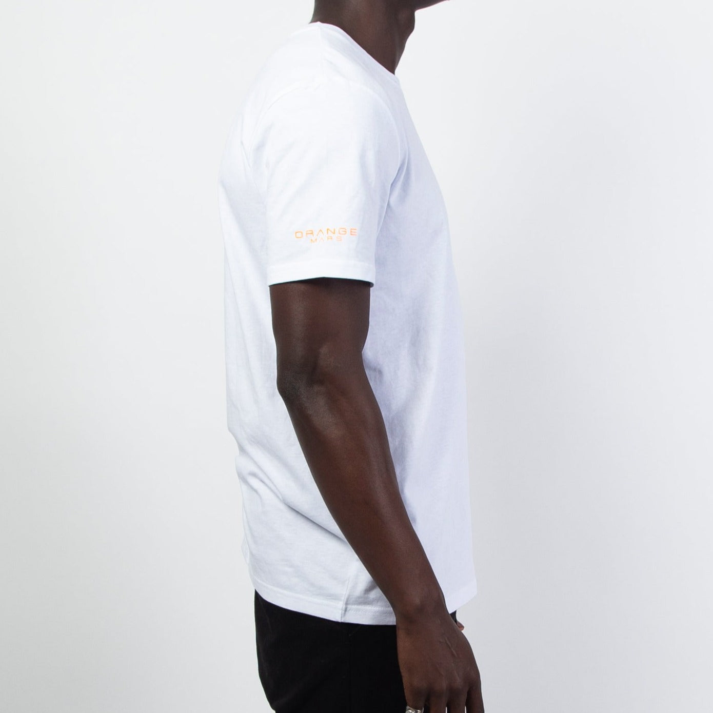 WHITE BASIC MARS TEE / MEN / ORANGE MARS OFFICIAL / SHOP ONLINE / Le T SHIRT BLANC ORANGE MARS est un incontournable.