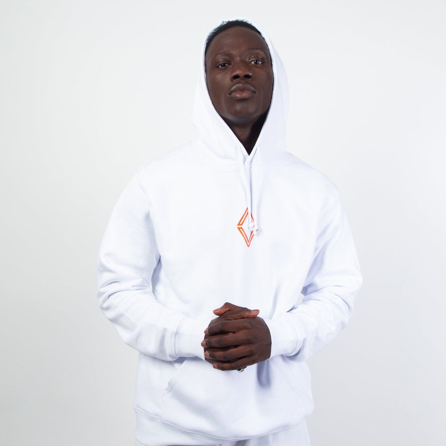 Le modèle "GOTH MARS HOODIE" existe en 4 coloris (orange, noir, gris ou blanc). C'est un sweat à capuche en coton bio avec une poche sur le devant. Modèle unisexe, streetwear, idéal pour les soirées d'été comme en plein hiver, à porter avec un jean, survet', short ou même avec un pantalon sophistiqué... Il est parfait ! Crédits Photographie ©Astrid Manoukian / ORANGE MARS OFFICIAL - SHOP ONLINE