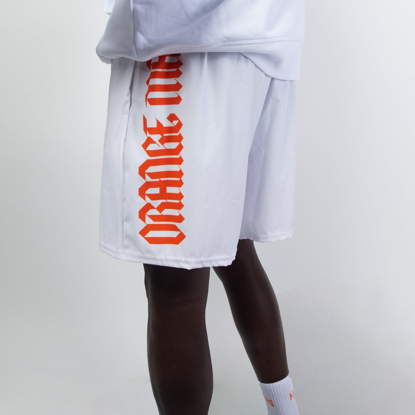 Le modèle "GOTH MARS SHORT" est un short unisexe, existe en 4 coloris (orange, gris, noir ou blanc). Parfait pour le sport ou pour tous les jours, léger, ample et ultra confortable. Coupe américaine, cordon intérieur, poches. Design vertical "ORANGE MARS" façon gothique sur le côté gauche. Crédits Photographie ©Astrid Manoukian / ORANGE MARS OFFICIAL - SHOP ONLINE