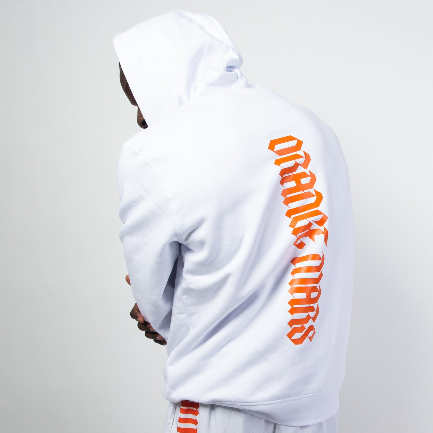 Le modèle "GOTH MARS HOODIE" existe en 4 coloris (orange, noir, gris ou blanc). C'est un sweat à capuche en coton bio avec une poche sur le devant. Modèle unisexe, streetwear, idéal pour les soirées d'été comme en plein hiver, à porter avec un jean, survet', short ou même avec un pantalon sophistiqué... Il est parfait ! Crédits Photographie ©Astrid Manoukian / ORANGE MARS OFFICIAL - SHOP ONLINE