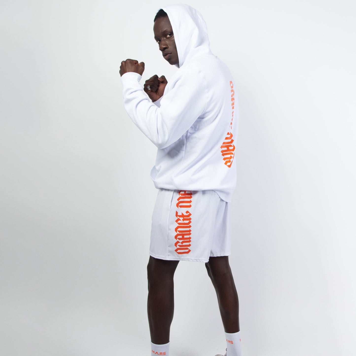 Le modèle "GOTH MARS SHORT" est un short unisexe, existe en 4 coloris (orange, gris, noir ou blanc). Parfait pour le sport ou pour tous les jours, léger, ample et ultra confortable. Coupe américaine, cordon intérieur, poches. Design vertical "ORANGE MARS" façon gothique sur le côté gauche. Crédits Photographie ©Astrid Manoukian / ORANGE MARS OFFICIAL - SHOP ONLINE