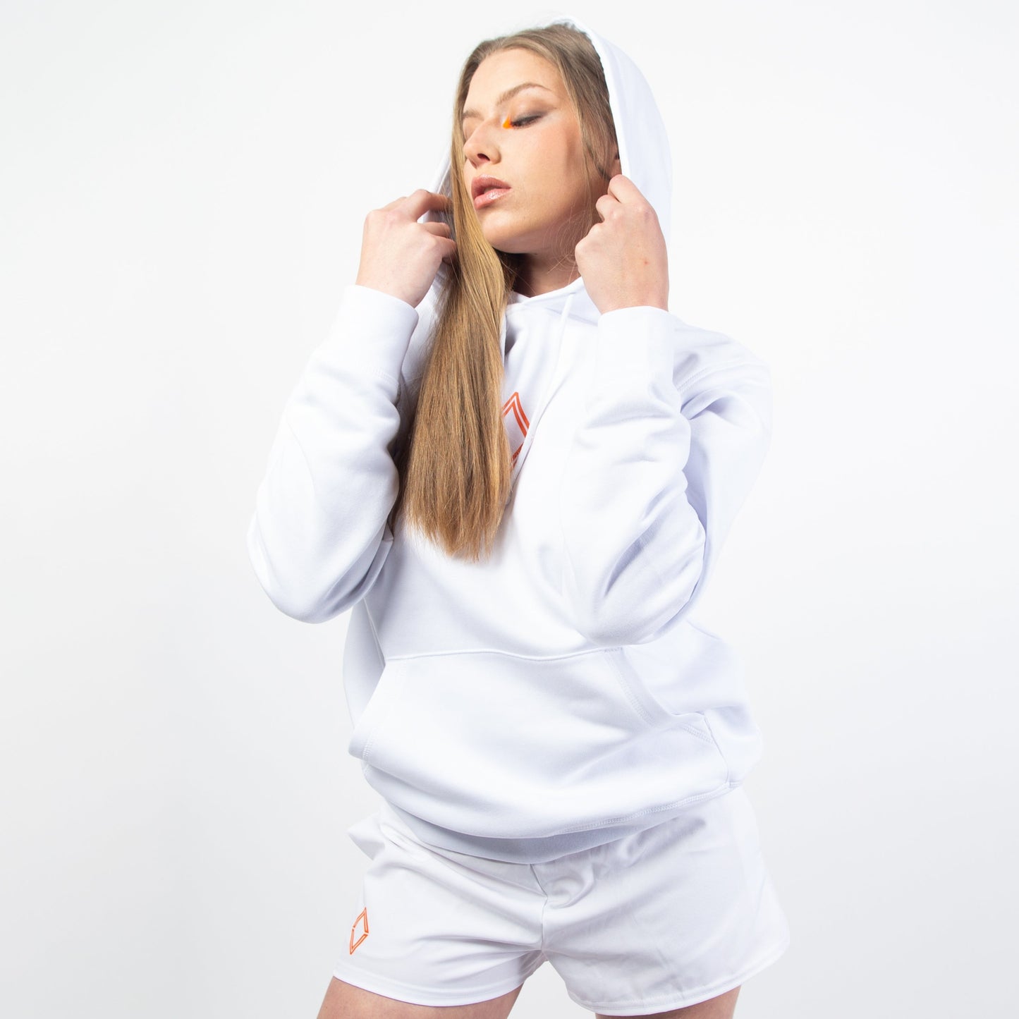 Le modèle "GOTH MARS HOODIE" existe en 4 coloris (orange, noir, gris ou blanc). C'est un sweat à capuche en coton bio avec une poche sur le devant. Modèle unisexe, streetwear, idéal pour les soirées d'été comme en plein hiver, à porter avec un jean, survet', short ou même avec un pantalon sophistiqué... Il est parfait ! Crédits Photographie ©Astrid Manoukian / ORANGE MARS OFFICIAL - SHOP ONLINE