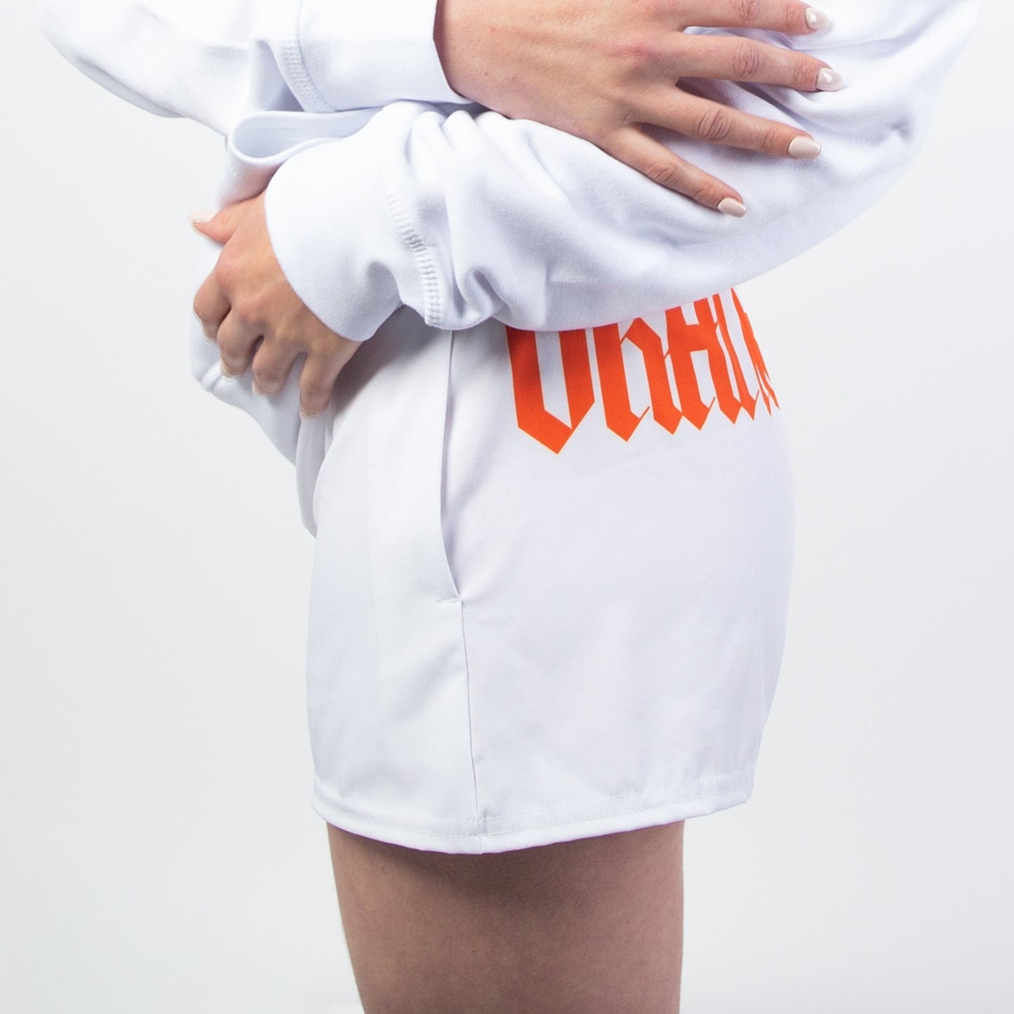Le modèle "MINI GOTH MARS SHORT" existe en 4 coloris (orange, noir, gris ou blanc). C'est un mini short streetwear d'été confortable, taille haute à porter au-dessus des hanches, avec son design à l'arrière "ORANGE MARS" façon gothique ultra stylé. Agréable, élastique et surtout adapté à toutes les morphologies. Crédits Photographie ©Astrid Manoukian / ORANGE MARS OFFICIAL - SHOP ONLINE