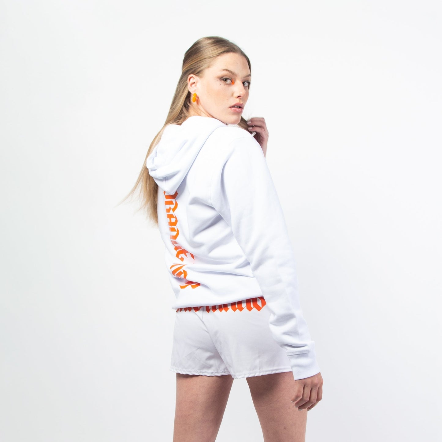 Le modèle "MINI GOTH MARS SHORT" existe en 4 coloris (orange, noir, gris ou blanc). C'est un mini short streetwear d'été confortable, taille haute à porter au-dessus des hanches, avec son design à l'arrière "ORANGE MARS" façon gothique ultra stylé. Agréable, élastique et surtout adapté à toutes les morphologies. Crédits Photographie ©Astrid Manoukian / ORANGE MARS OFFICIAL - SHOP ONLINE