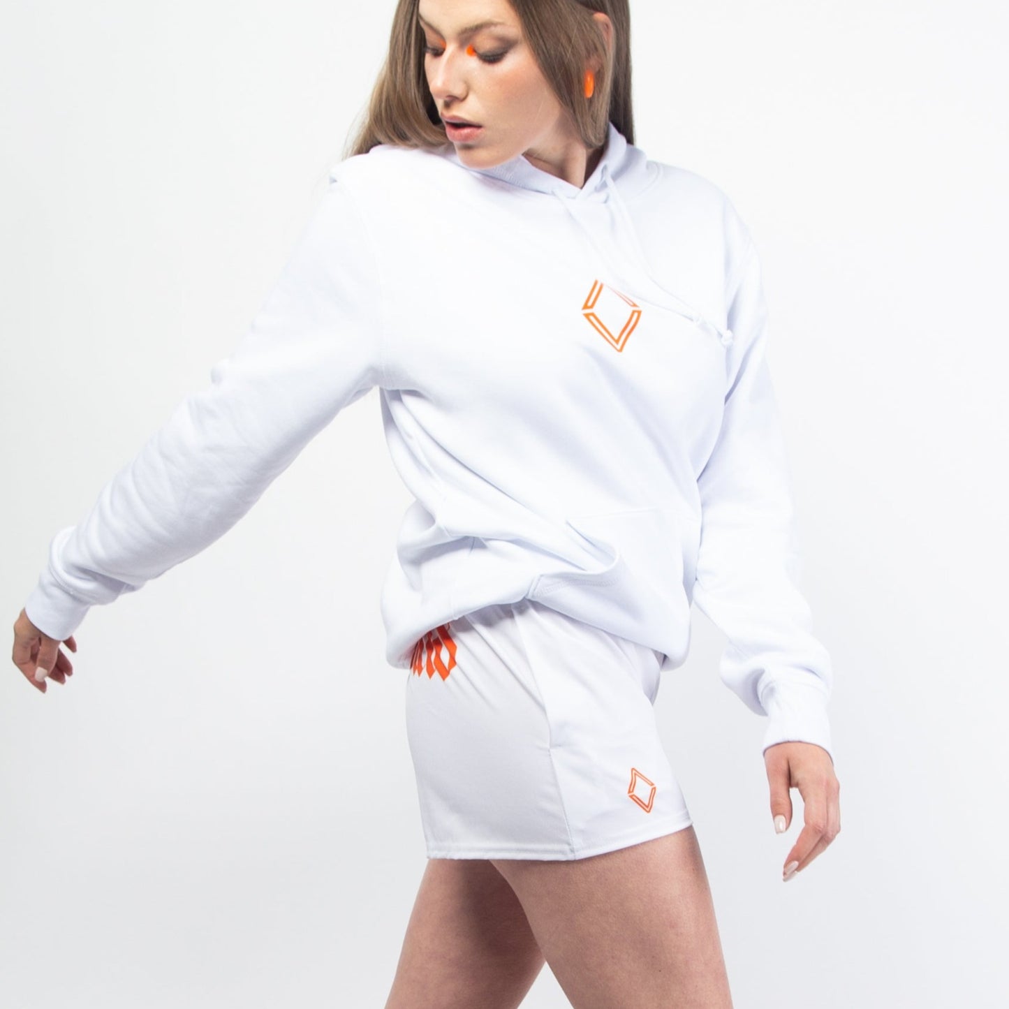 Le modèle "MINI GOTH MARS SHORT" existe en 4 coloris (orange, noir, gris ou blanc). C'est un mini short streetwear d'été confortable, taille haute à porter au-dessus des hanches, avec son design à l'arrière "ORANGE MARS" façon gothique ultra stylé. Agréable, élastique et surtout adapté à toutes les morphologies. Crédits Photographie ©Astrid Manoukian / ORANGE MARS OFFICIAL - SHOP ONLINE