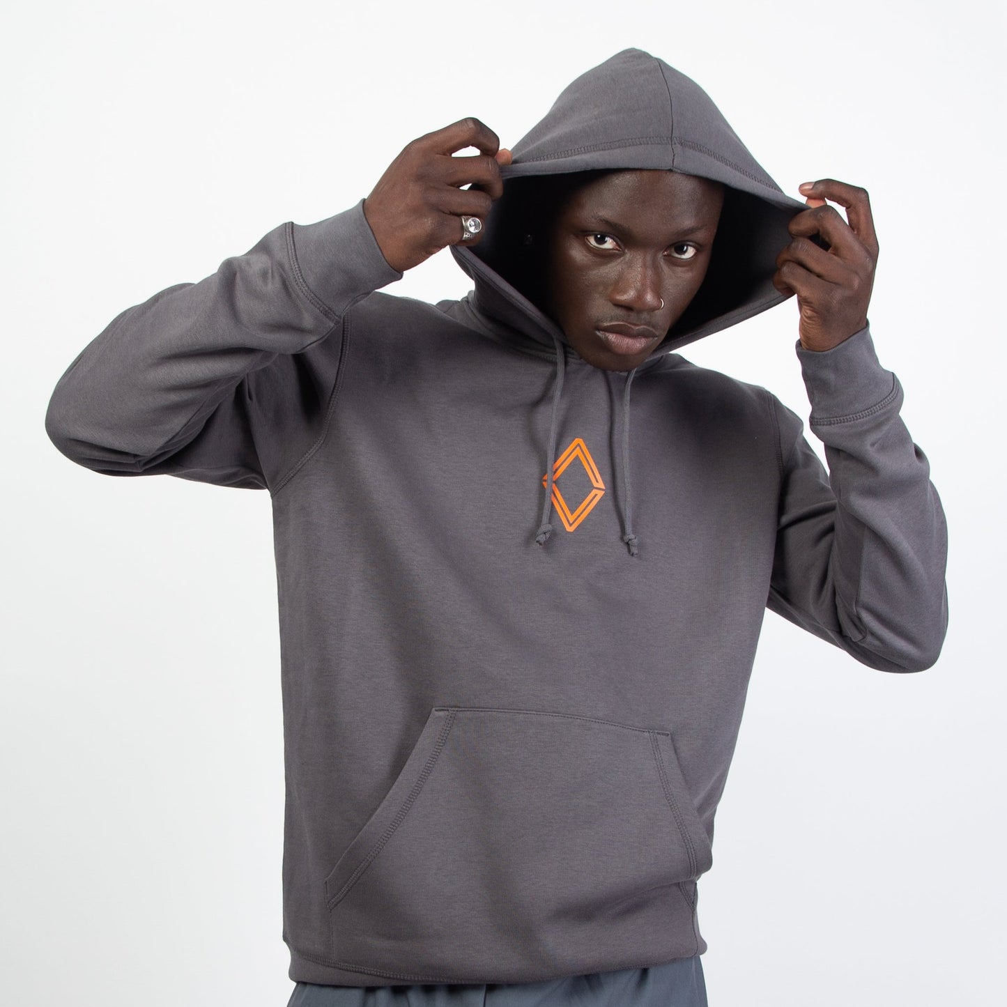 Le modèle "GOTH MARS HOODIE" existe en 4 coloris (orange, noir, gris ou blanc). C'est un sweat à capuche en coton bio avec une poche sur le devant. Modèle unisexe, streetwear, idéal pour les soirées d'été comme en plein hiver, à porter avec un jean, survet', short ou même avec un pantalon sophistiqué... Il est parfait ! Crédits Photographie ©Astrid Manoukian / ORANGE MARS OFFICIAL - SHOP ONLINE