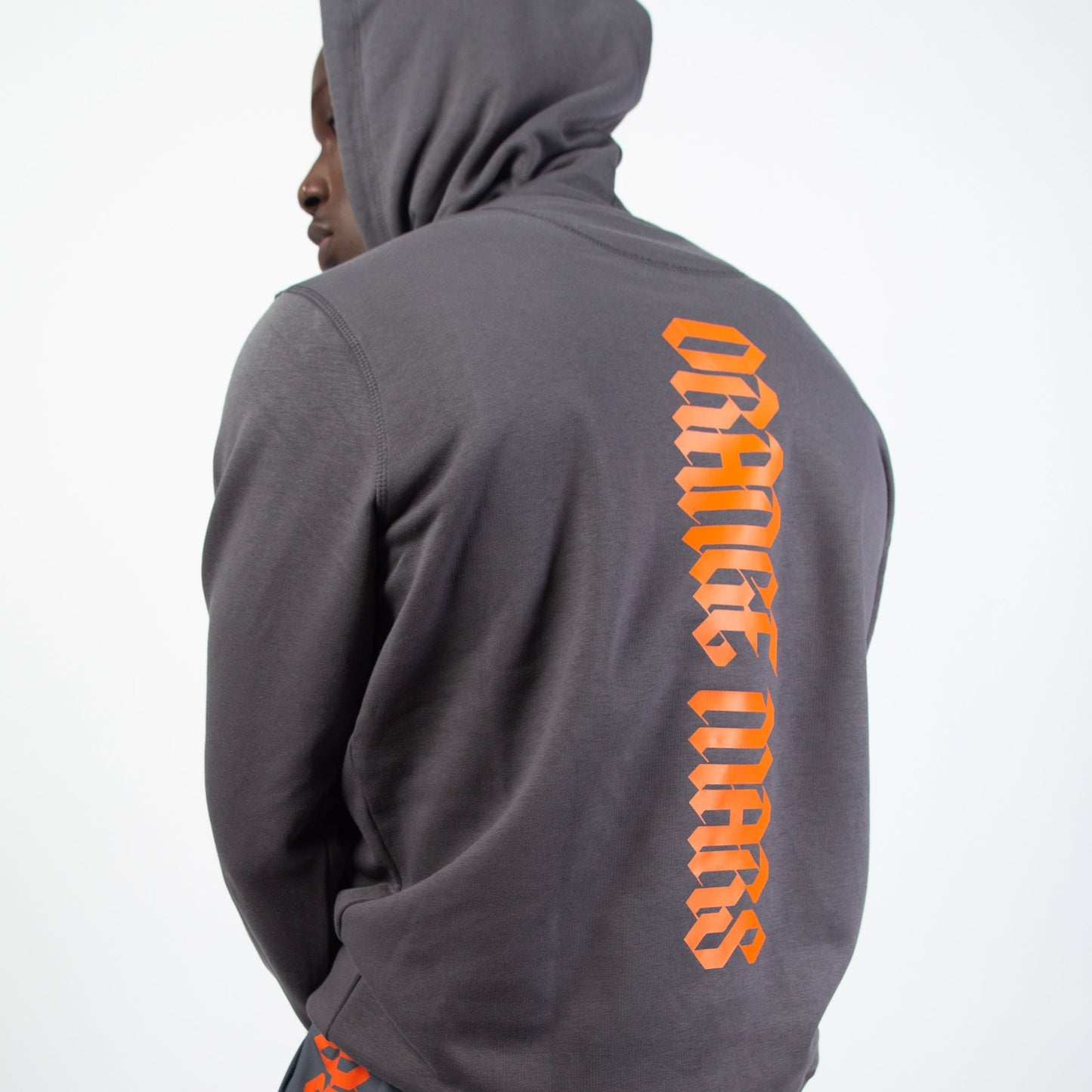 Le modèle "GOTH MARS HOODIE" existe en 4 coloris (orange, noir, gris ou blanc). C'est un sweat à capuche en coton bio avec une poche sur le devant. Modèle unisexe, streetwear, idéal pour les soirées d'été comme en plein hiver, à porter avec un jean, survet', short ou même avec un pantalon sophistiqué... Il est parfait ! Crédits Photographie ©Astrid Manoukian / ORANGE MARS OFFICIAL - SHOP ONLINE