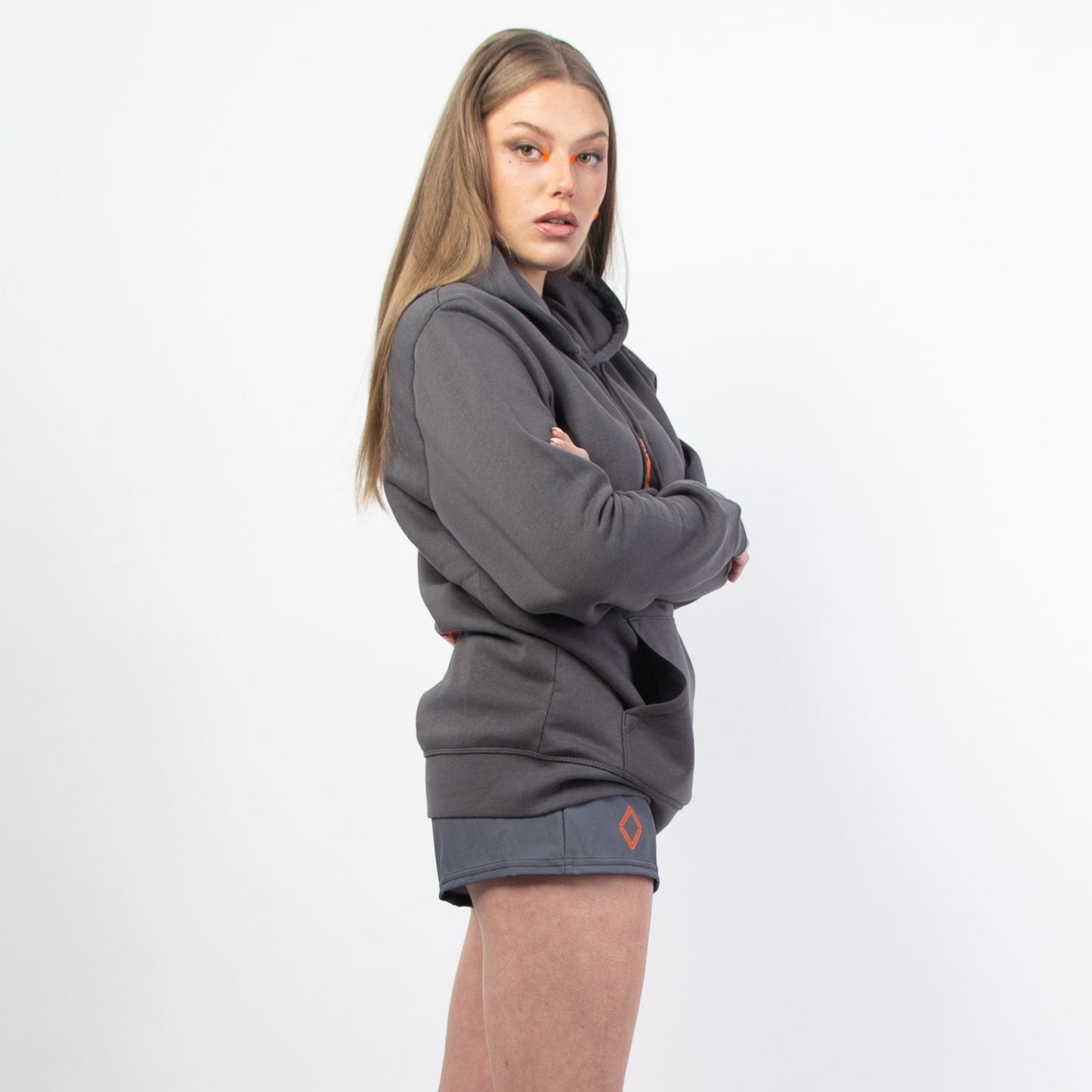 Le modèle "MINI GOTH MARS SHORT" existe en 4 coloris (orange, noir, gris ou blanc). C'est un mini short d'été confortable, taille haute à porter au-dessus des hanches, avec son design à l'arrière "ORANGE MARS" façon gothique ultra stylé. Agréable, élastique et surtout adapté à toutes les morphologies. Crédits Photographie ©Astrid Manoukian / ORANGE MARS OFFICIAL - SHOP ONLINE