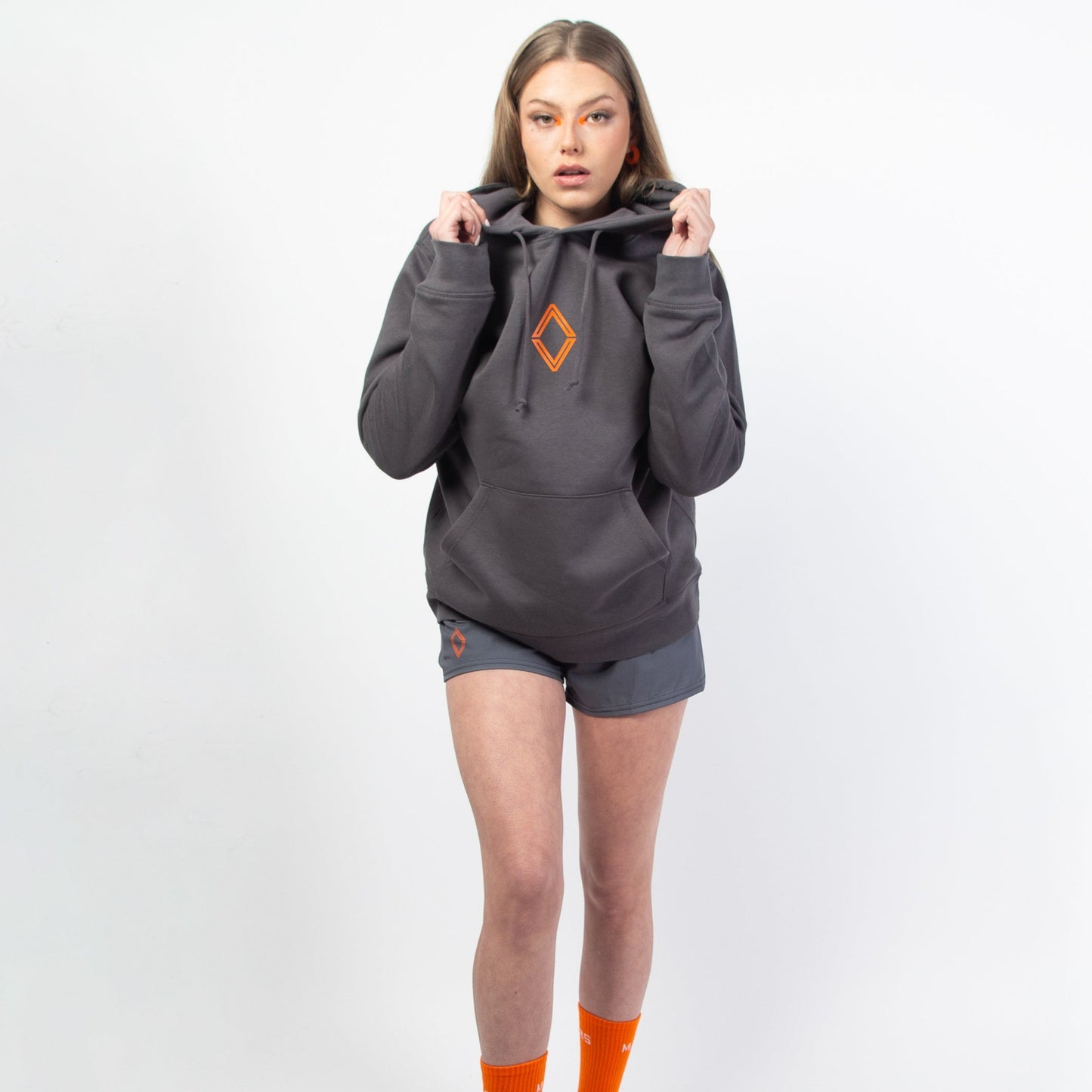 Le modèle "MINI GOTH MARS SHORT" existe en 4 coloris (orange, noir, gris ou blanc). C'est un mini short d'été confortable, taille haute à porter au-dessus des hanches, avec son design à l'arrière "ORANGE MARS" façon gothique ultra stylé. Agréable, élastique et surtout adapté à toutes les morphologies. Crédits Photographie ©Astrid Manoukian / ORANGE MARS OFFICIAL - SHOP ONLINE