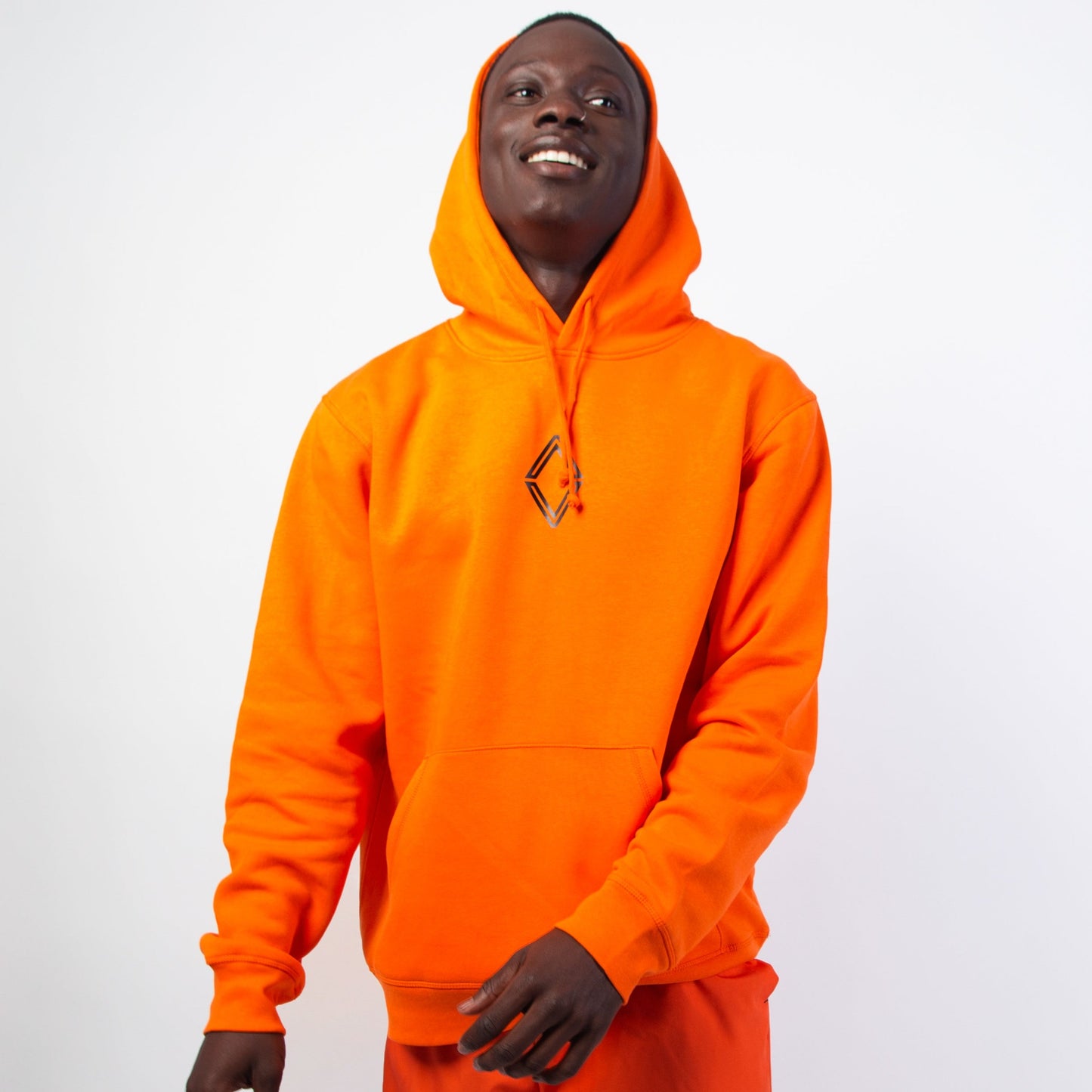 Le modèle "GOTH MARS HOODIE" existe en 4 coloris (orange, noir, gris ou blanc). C'est un sweat à capuche en coton bio avec une poche sur le devant. Modèle unisexe, streetwear, idéal pour les soirées d'été comme en plein hiver, à porter avec un jean, survet', short ou même avec un pantalon sophistiqué... Il est parfait ! Crédits Photographie ©Astrid Manoukian / ORANGE MARS OFFICIAL - SHOP ONLINE