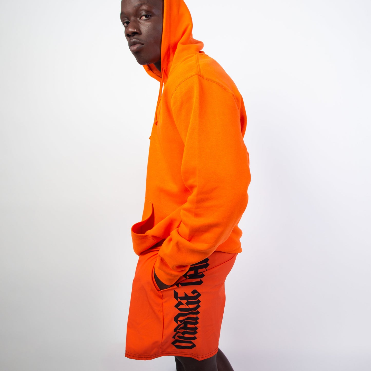 Le modèle "GOTH MARS SHORT" est un short unisexe, existe en 4 coloris (orange, gris, noir ou blanc). Parfait pour le sport ou pour tous les jours, léger, ample et ultra confortable. Coupe américaine, cordon intérieur, poches. Design vertical "ORANGE MARS" façon gothique sur le côté gauche. Crédits Photographie ©Astrid Manoukian / ORANGE MARS OFFICIAL - SHOP ONLINE