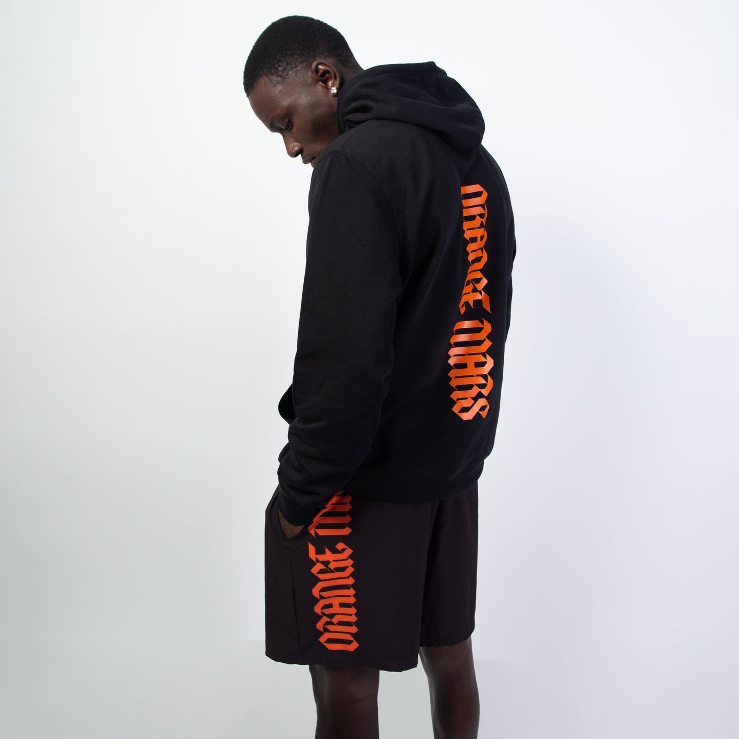 Le modèle "GOTH MARS SHORT" est un short unisexe, existe en 4 coloris (orange, gris, noir ou blanc). Parfait pour le sport ou pour tous les jours, léger, ample et ultra confortable. Coupe américaine, cordon intérieur, poches. Design vertical "ORANGE MARS" façon gothique sur le côté gauche. Crédits Photographie ©Astrid Manoukian / ORANGE MARS OFFICIAL - SHOP ONLINE