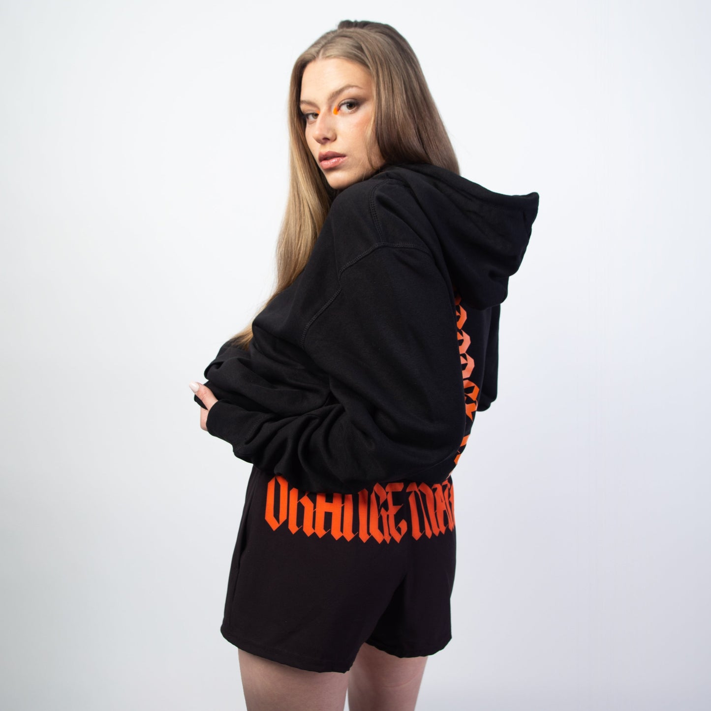 Le modèle "MINI GOTH MARS SHORT" existe en 4 coloris (orange, noir, gris ou blanc). C'est un mini short streetwear d'été confortable, taille haute à porter au-dessus des hanches, avec son design à l'arrière "ORANGE MARS" façon gothique ultra stylé. Agréable, élastique et surtout adapté à toutes les morphologies. Crédits Photographie ©Astrid Manoukian / ORANGE MARS OFFICIAL - SHOP ONLINE
