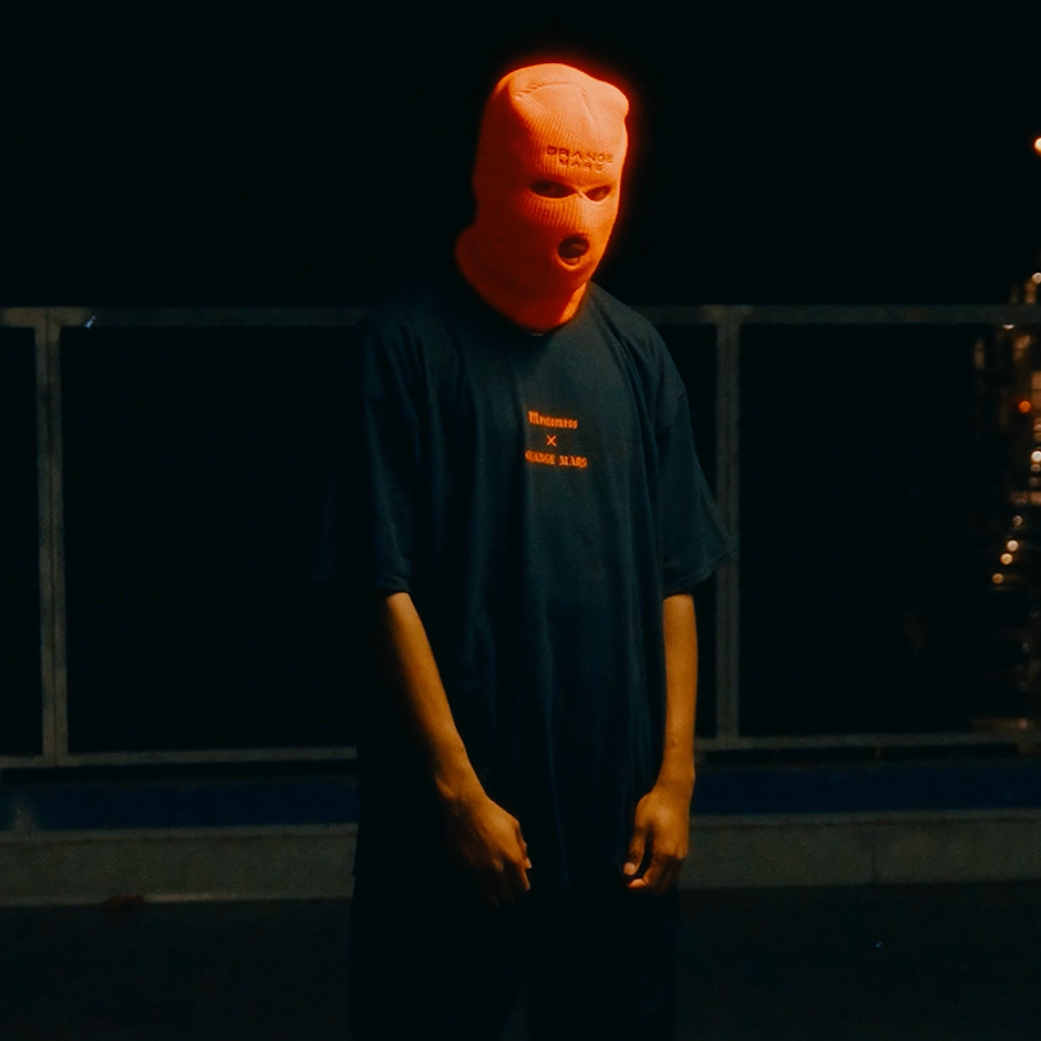 Comment Porter le T-shirt Orange Mars avec Audace à Marseille ?