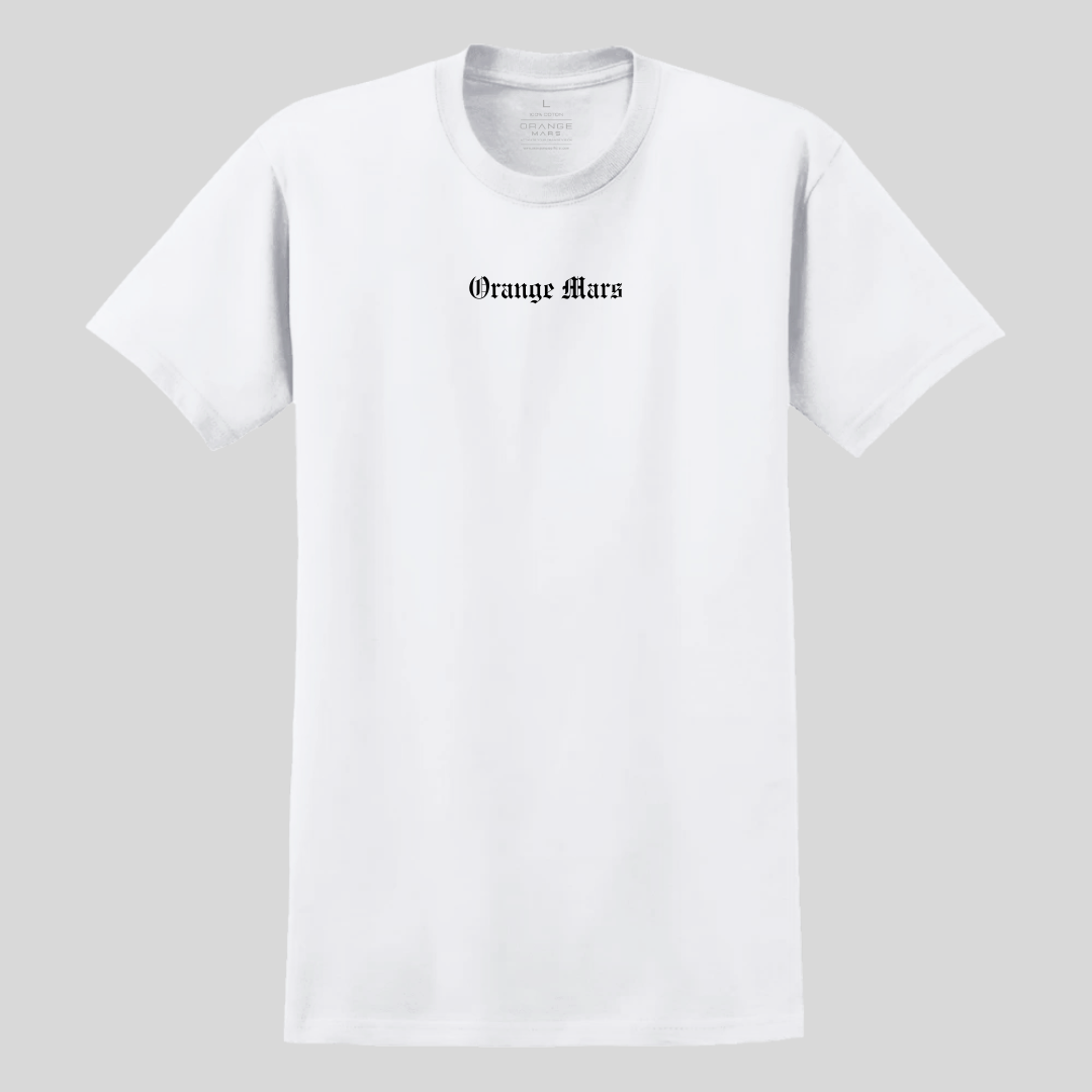 T-shirt WHITE Venom Orange Mars : streetwear inspiré de Marseille pour ceux qui incarnent ambition et persévérance. Conçu pour les esprits visionnaires, ce t-shirt en édition limitée allie style urbain et symbolisme de réussite avec son motif serpent. Un t-shirt BLANC ample en coton premium, imprimé avec soin à Marseille. Design épuré, simplicité et efficacité, pour un max de possibilités. 