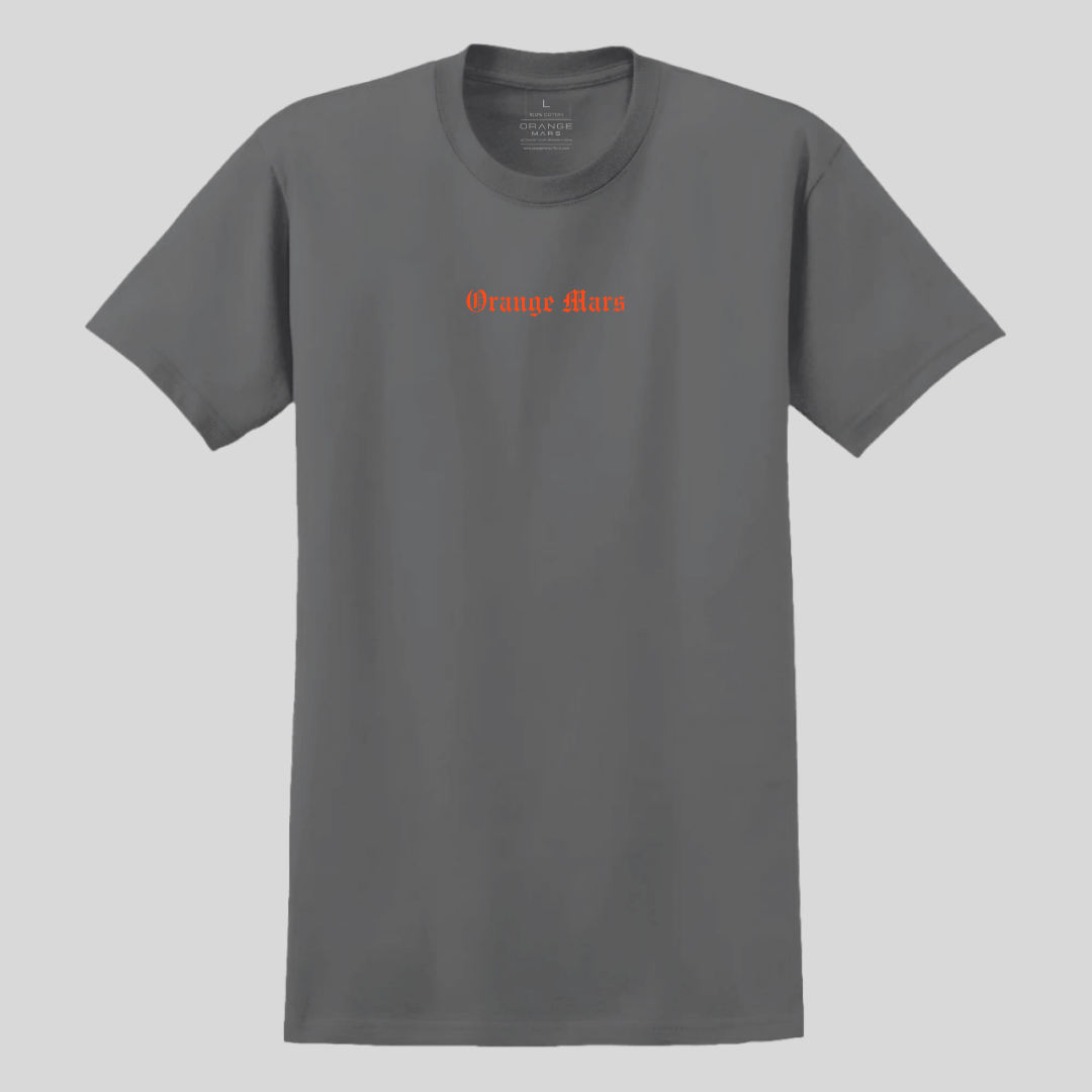 T-shirt Carbon Venom Orange Mars : streetwear inspiré de Marseille pour ceux qui incarnent ambition et persévérance. Conçu pour les esprits visionnaires, ce t-shirt en édition limitée allie style urbain et symbolisme de réussite avec son motif serpent. Un t-shirt gris foncé anthracite couleur charbon ample en coton premium, imprimé avec soin à Marseille. Design épuré, simplicité et efficacité, pour un max de possibilités. 