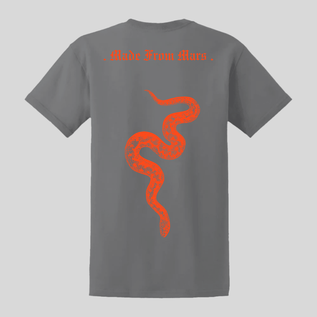 T-shirt Carbon Venom Orange Mars : streetwear inspiré de Marseille pour ceux qui incarnent ambition et persévérance. Conçu pour les esprits visionnaires, ce t-shirt en édition limitée allie style urbain et symbolisme de réussite avec son motif serpent. Un t-shirt gris foncé anthracite couleur charbon ample en coton premium, imprimé avec soin à Marseille. Design épuré, simplicité et efficacité, pour un max de possibilités. 