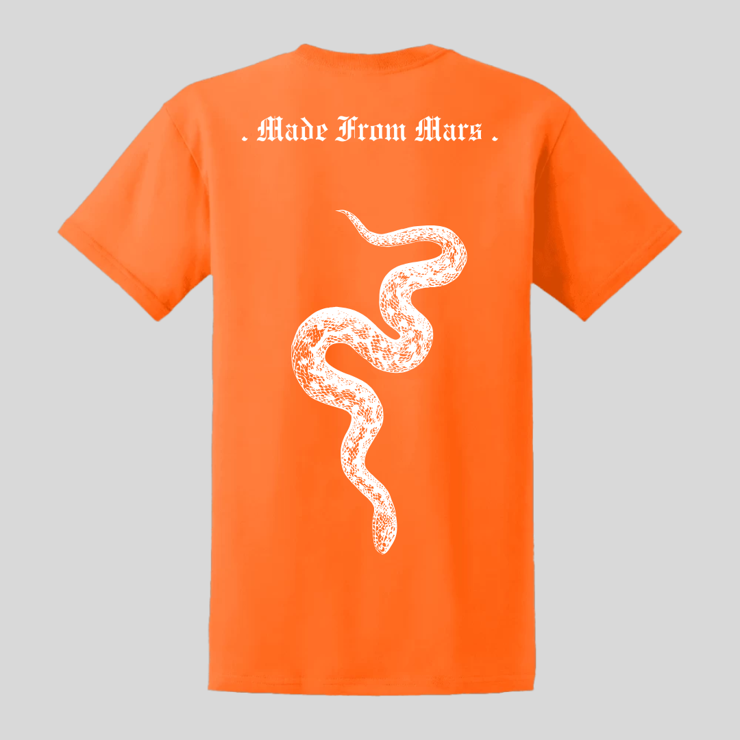 T-shirt Mars Venom Orange Mars : streetwear inspiré de Marseille pour ceux qui incarnent ambition et persévérance. Conçu pour les esprits visionnaires, ce t-shirt en édition limitée allie style urbain et symbolisme de réussite avec son motif serpent. Un t-shirt orange vif sanguin ample en coton premium, imprimé avec soin à Marseille. Design épuré, simplicité et efficacité, pour un max de possibilités. 