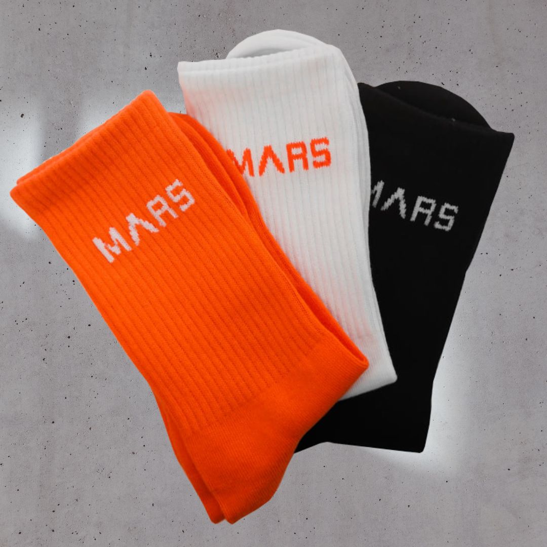 Les chaussettes BASIC MARS SOCKS enfin dispos pour garder les&nbsp;pieds sur Mars ! Pour sportifs, actifs, ou tout simplement pour le style, les MARS SOCKS sont respirantes, douces et confortables. Existent aussi en ORANGE, en BLANC et en NOIR. See more on ORANGE MARS OFFICIAL - orangemarsofficial.com