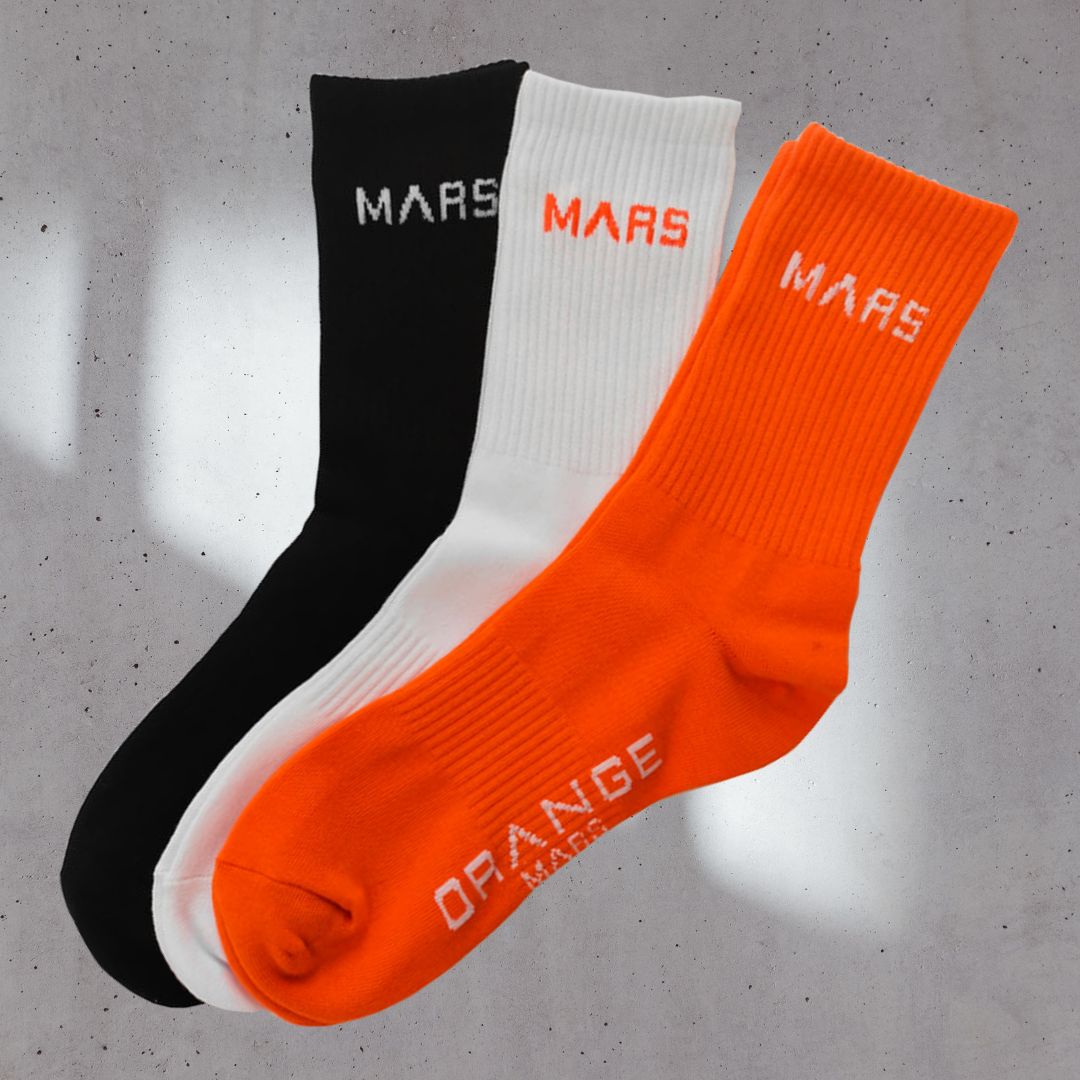 Les chaussettes BASIC MARS SOCKS enfin dispos pour garder les&nbsp;pieds sur Mars ! Pour sportifs, actifs, ou tout simplement pour le style, les MARS SOCKS sont respirantes, douces et confortables. Existent aussi en ORANGE, en BLANC et en NOIR. See more on ORANGE MARS OFFICIAL - orangemarsofficial.com