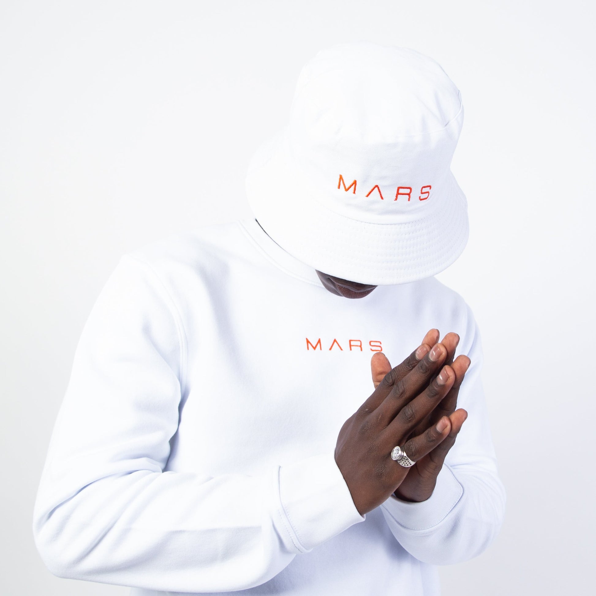 Bob blanc "WHITE MARS BOB" : un basique de la garde robe pour un look streetwear tendance et actuel. Nos modèles MARS BOB existent en blanc, en noir ou orange et seront parfaits pour compléter un look full ORANGE MARS ou apporter dynamisme et style à vos tenues. See more on ORANGE MARS OFFICIAL - orangemarsofficial.com